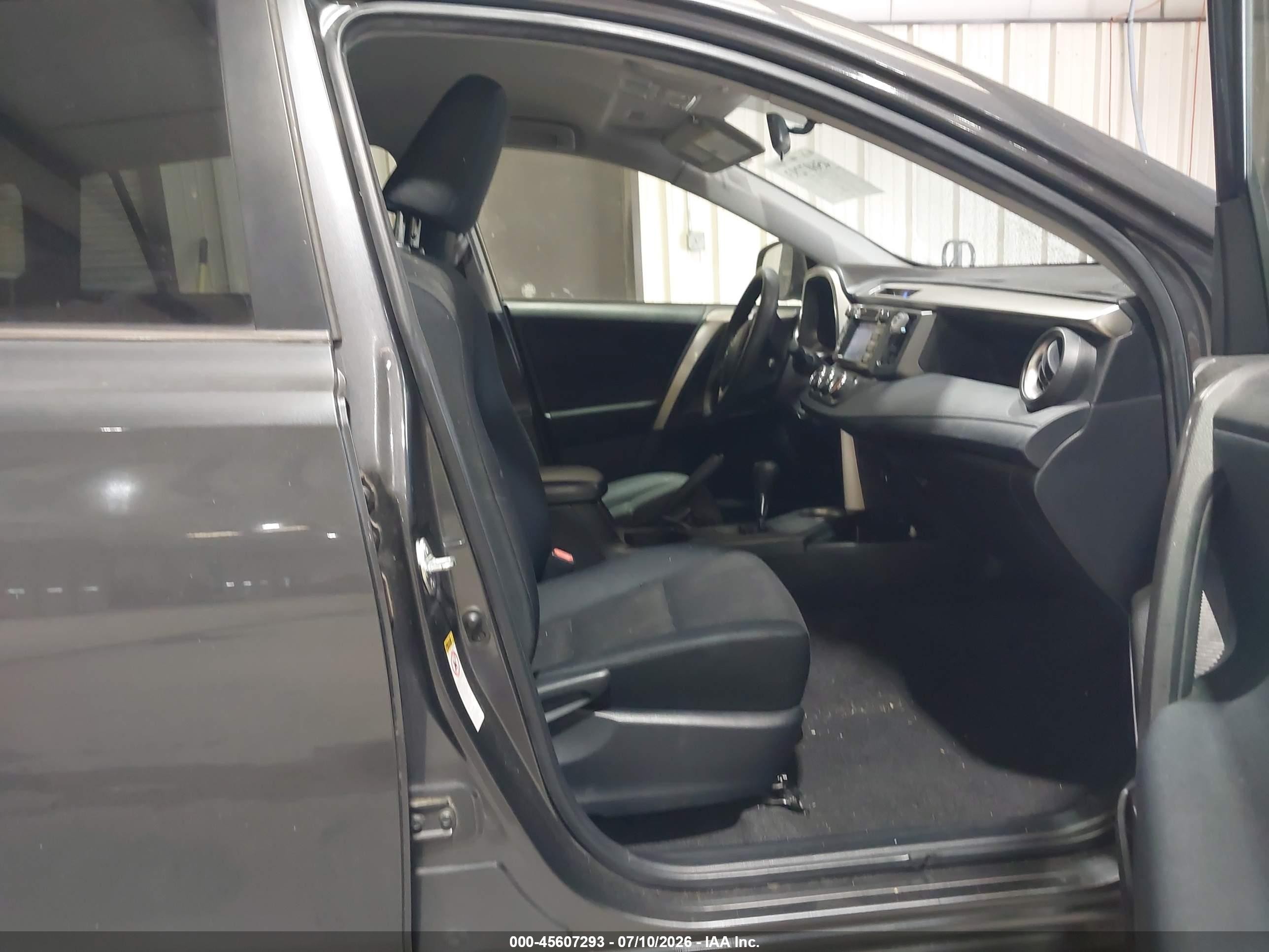2015 Toyota Rav4 Le Gray vin: JTMBFREV2FD122571