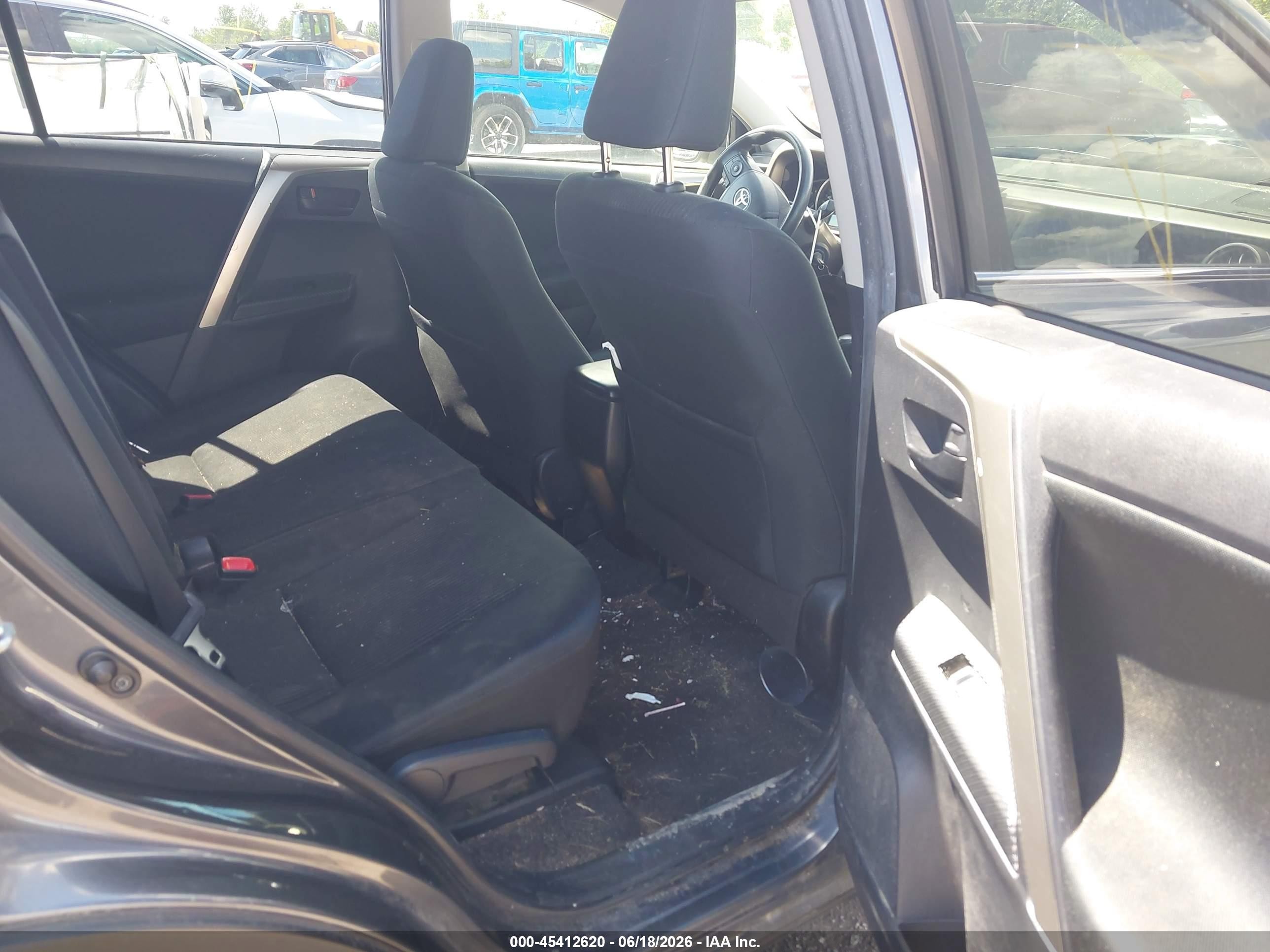 2015 Toyota Rav4 Le Gray vin: JTMBFREV2FD134784