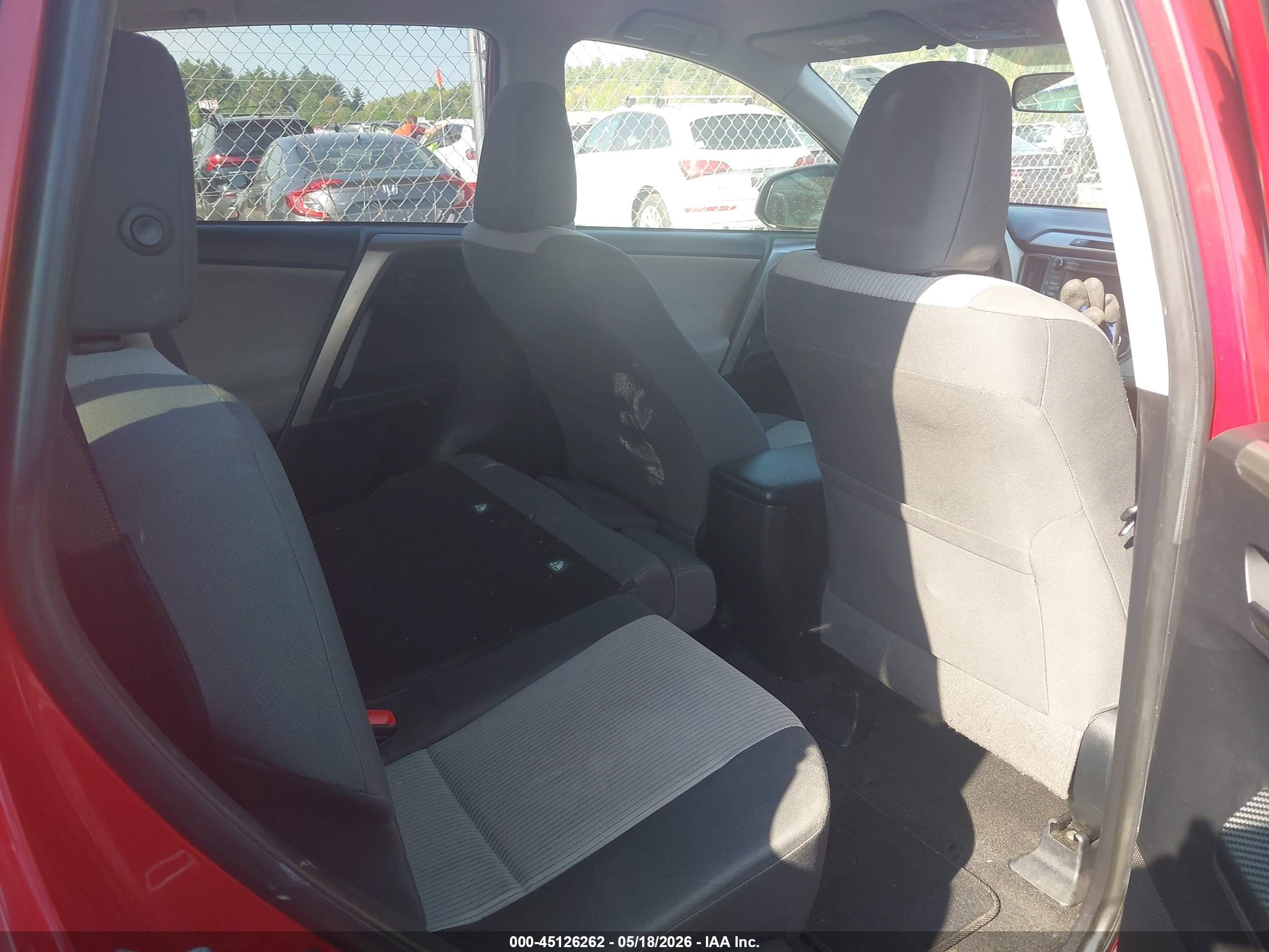 2015 Toyota Rav4 Le Red vin: JTMBFREV2FD141587