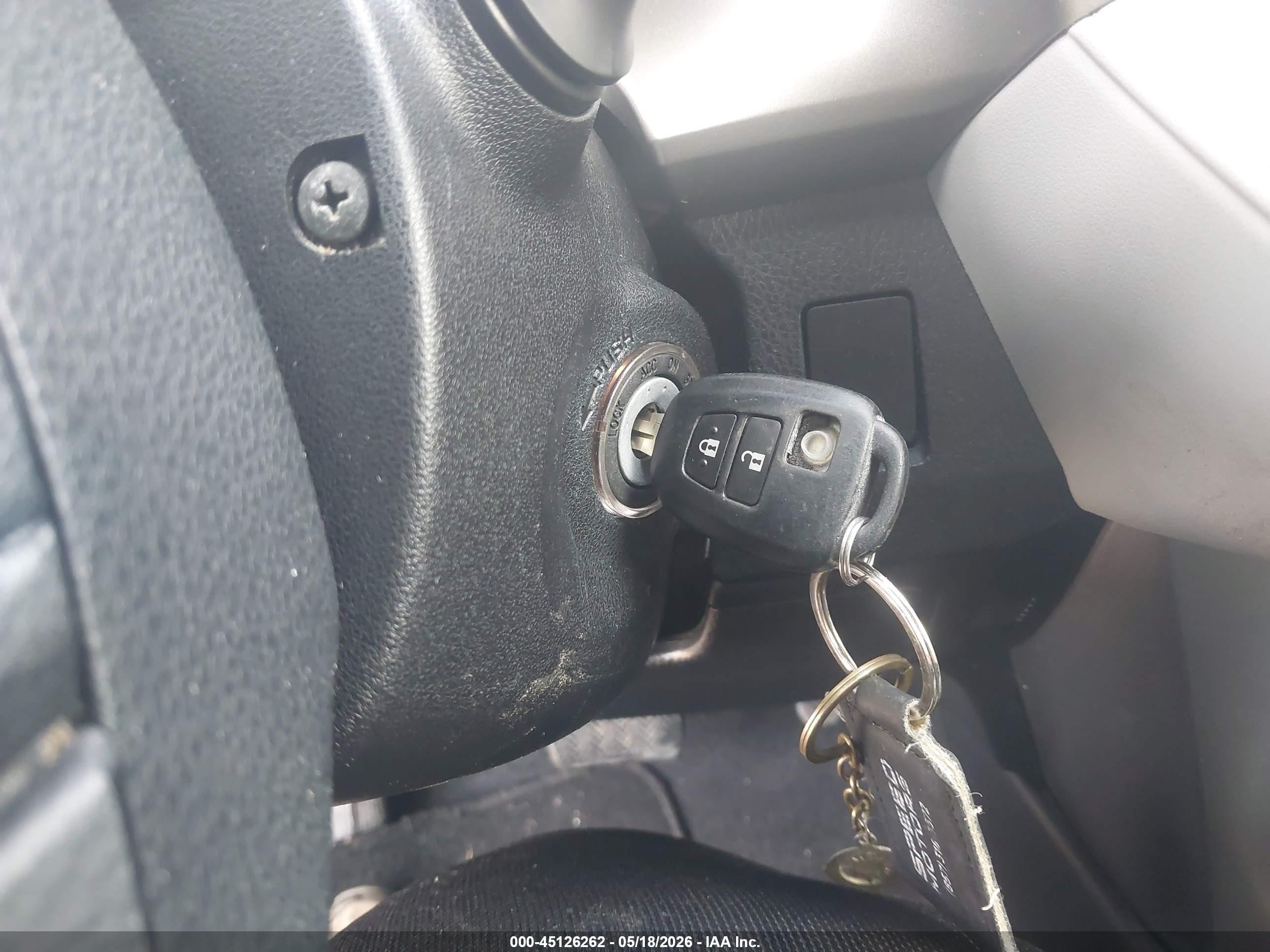 2015 Toyota Rav4 Le Red vin: JTMBFREV2FD141587