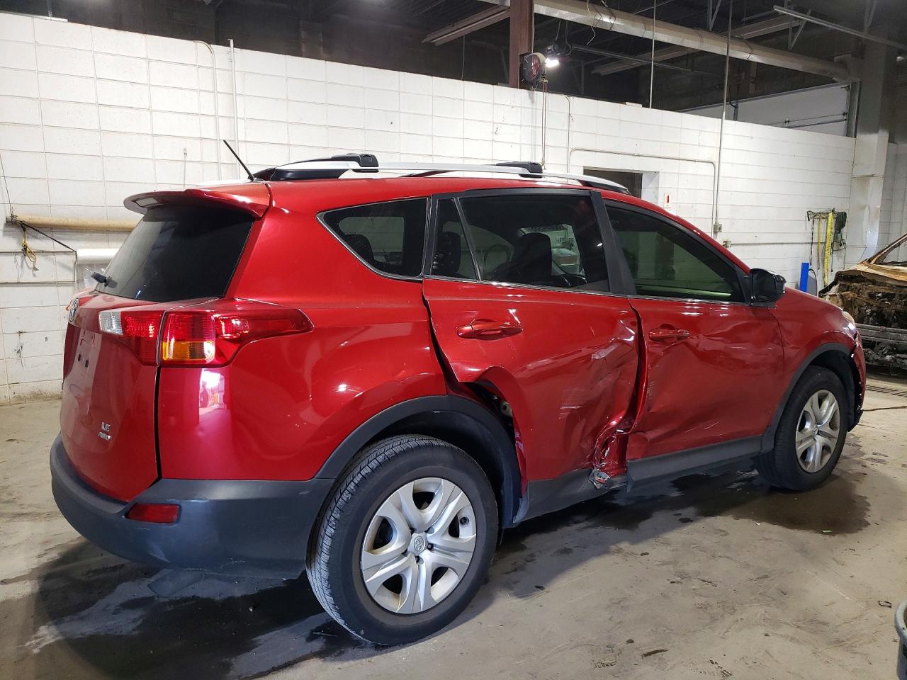 2015 Toyota Rav4 Le Red vin: JTMBFREV2FD145025