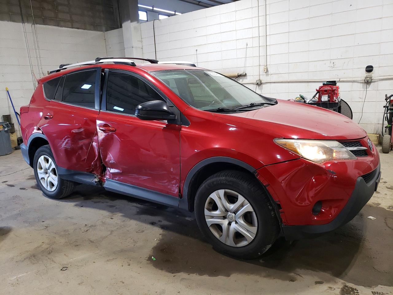 2015 Toyota Rav4 Le Red vin: JTMBFREV2FD145025