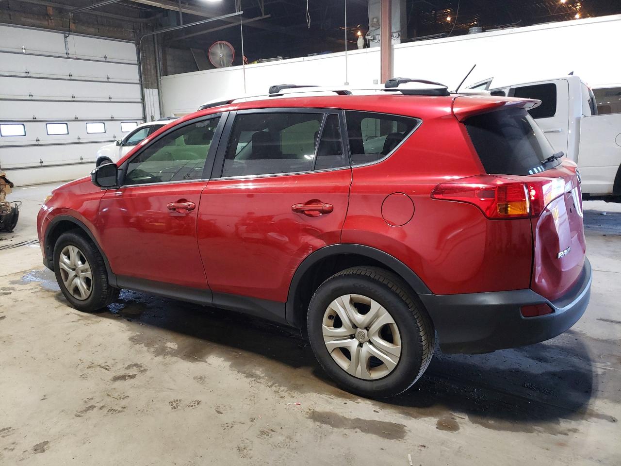 2015 Toyota Rav4 Le Red vin: JTMBFREV2FD145025