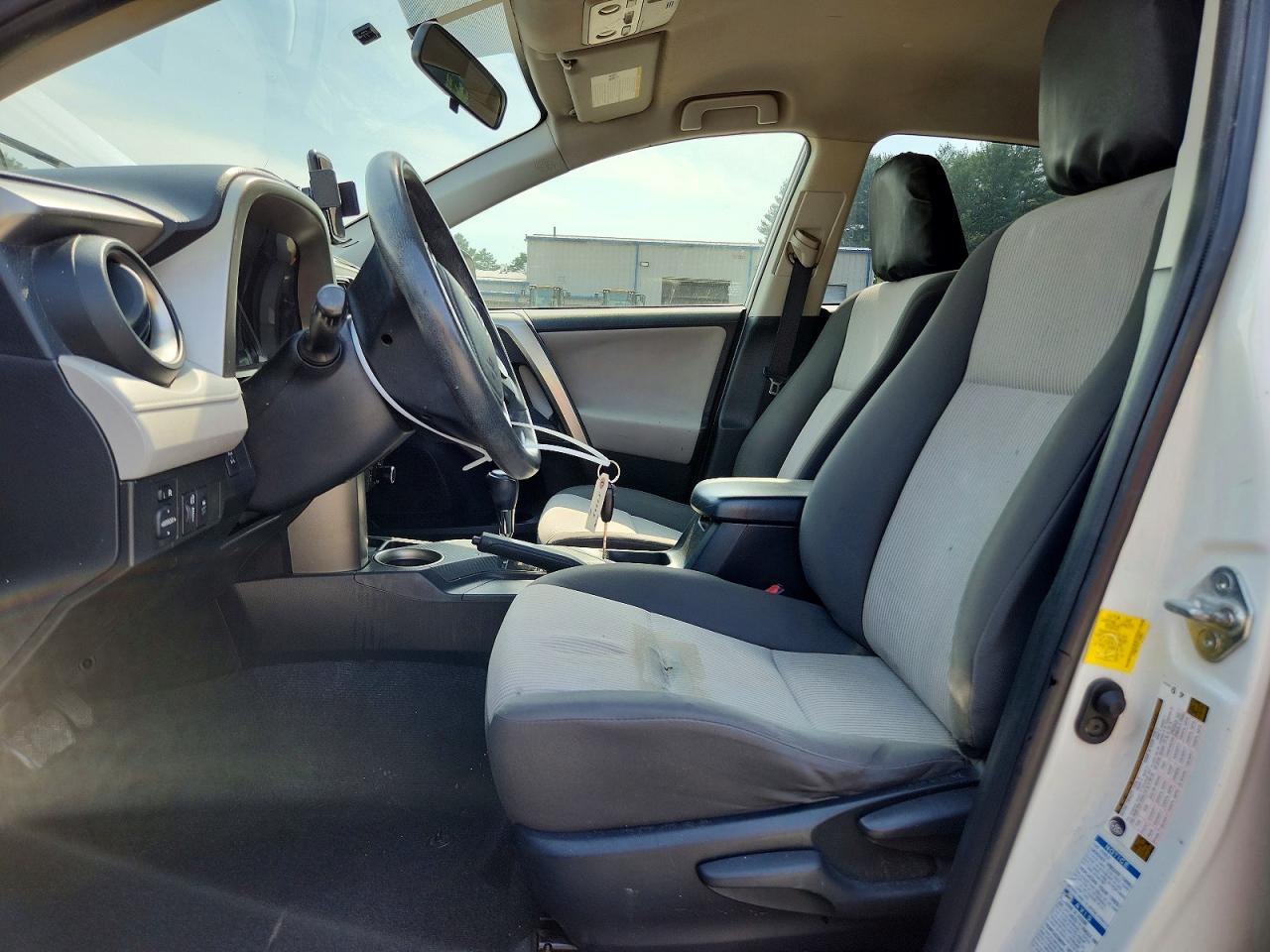 2015 Toyota Rav4 Le White vin: JTMBFREV2FJ040051