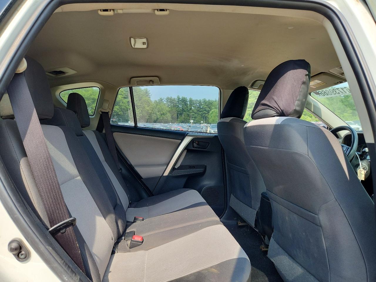 2015 Toyota Rav4 Le White vin: JTMBFREV2FJ040051