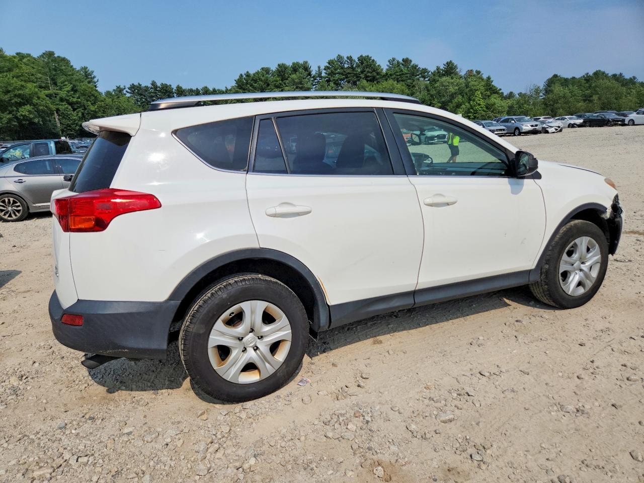 2015 Toyota Rav4 Le White vin: JTMBFREV2FJ040051