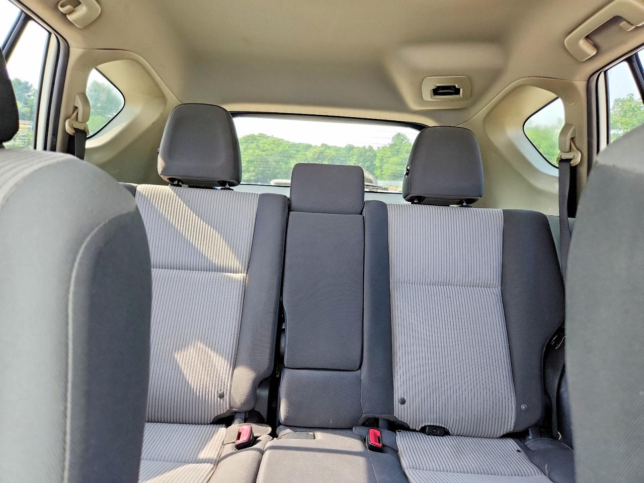 2015 Toyota Rav4 Le White vin: JTMBFREV2FJ040051