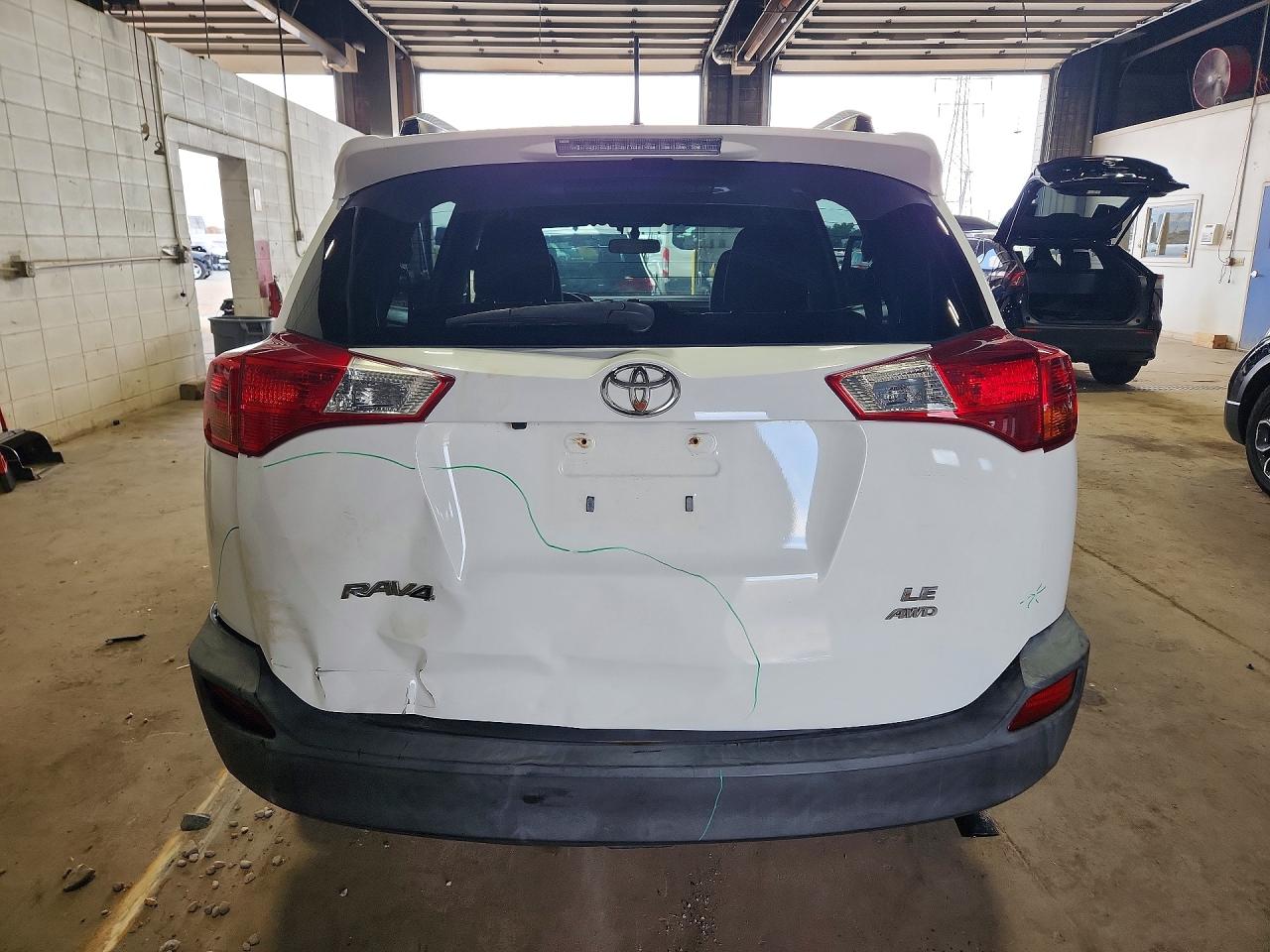 2015 Toyota Rav4 Le White vin: JTMBFREV2FJ050482
