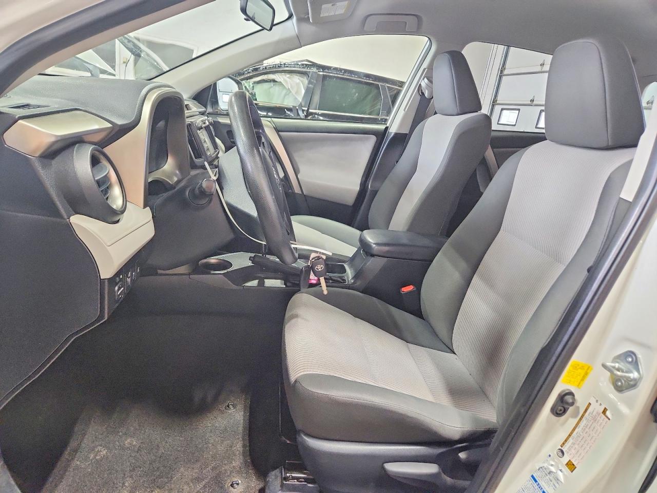 2015 Toyota Rav4 Le White vin: JTMBFREV2FJ050482