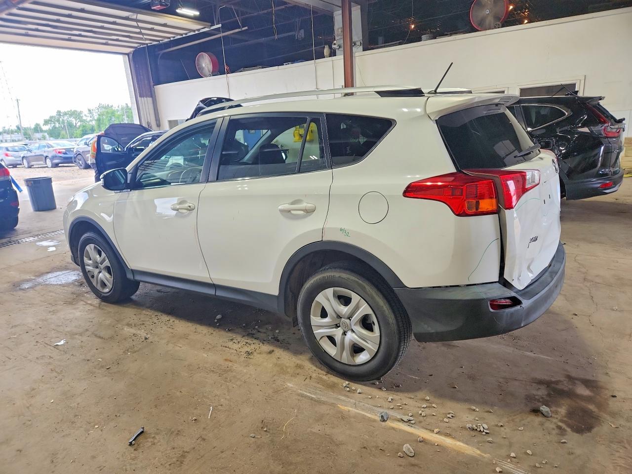 2015 Toyota Rav4 Le White vin: JTMBFREV2FJ050482