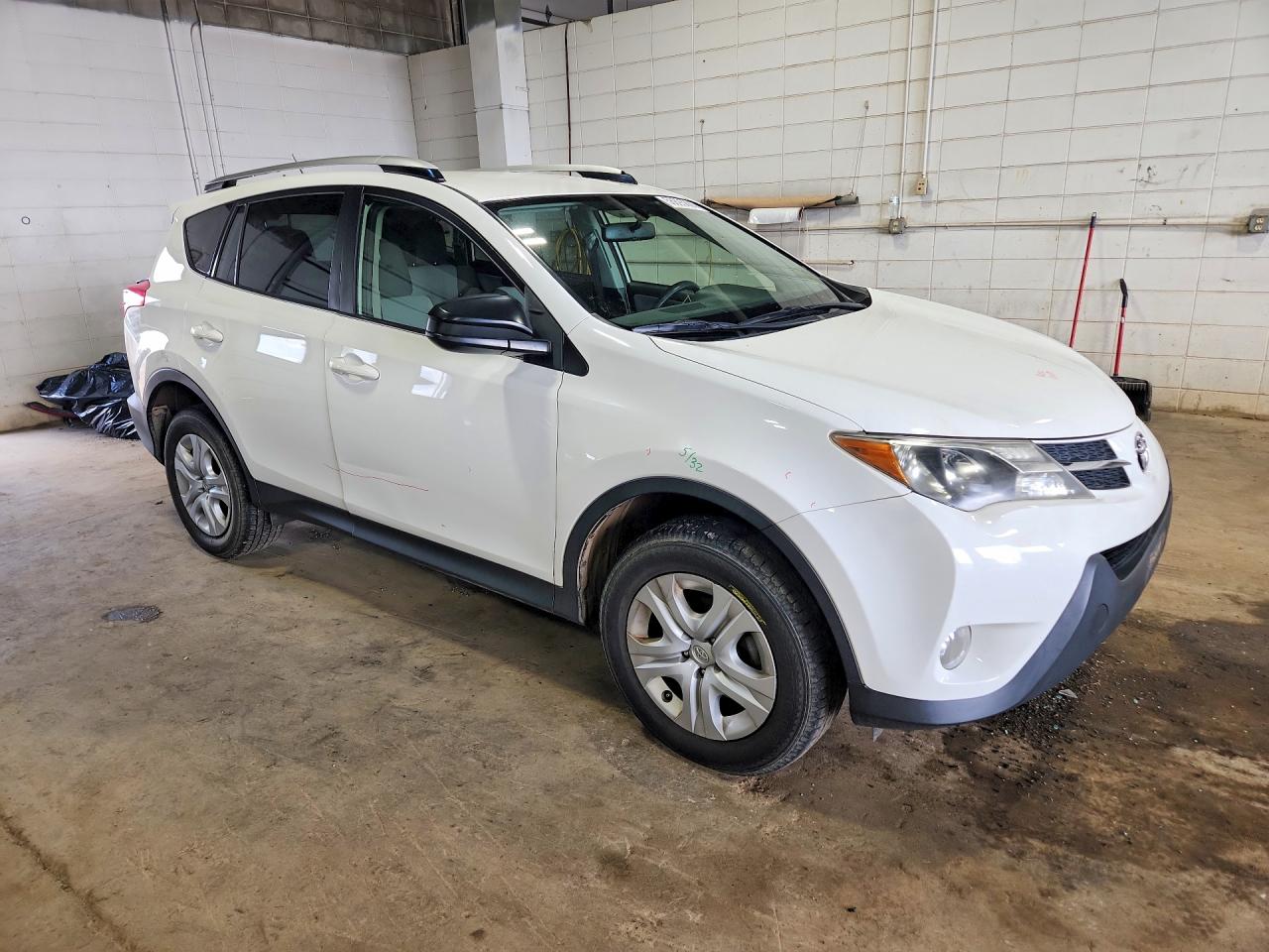 2015 Toyota Rav4 Le White vin: JTMBFREV2FJ050482