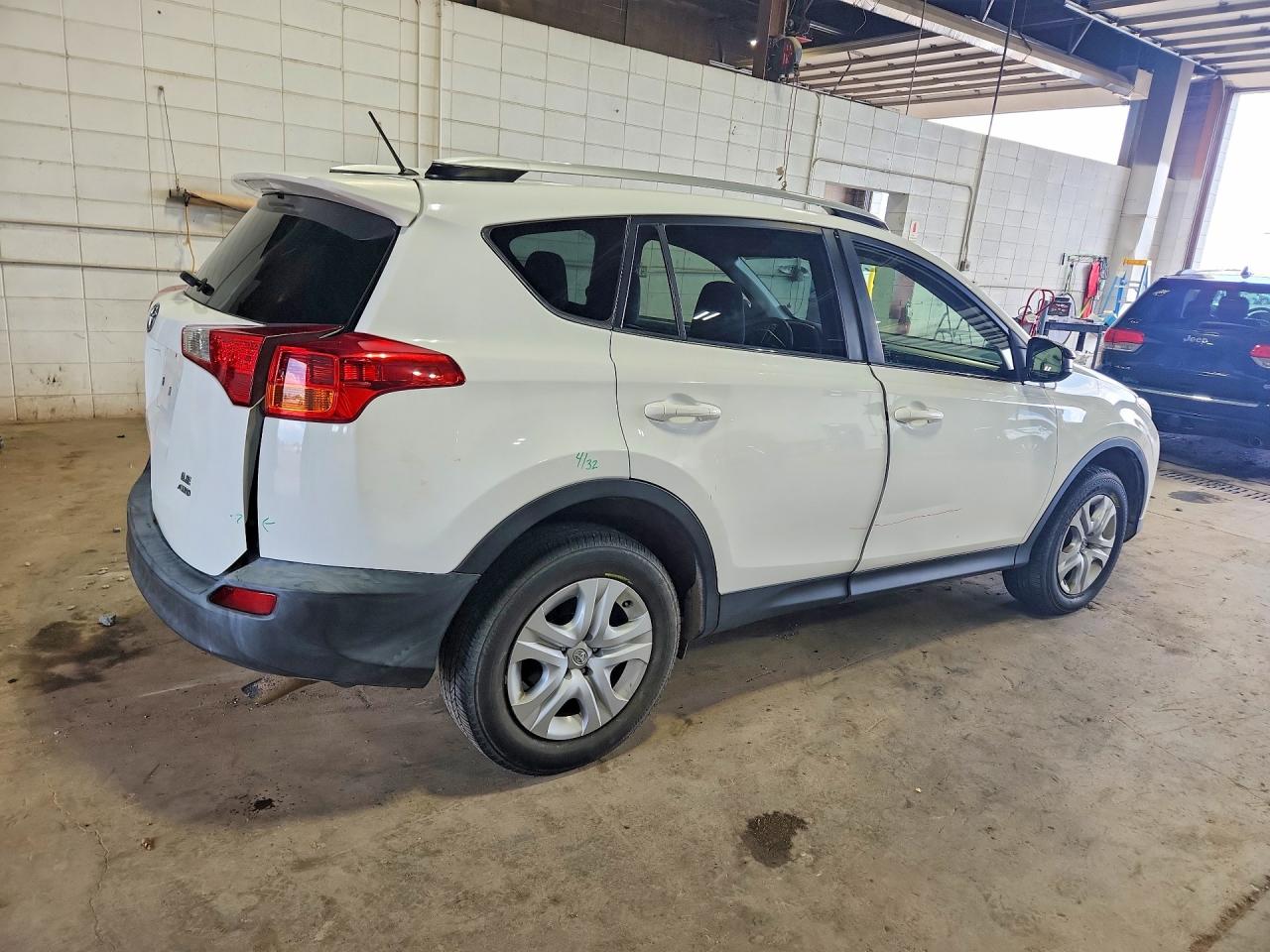 2015 Toyota Rav4 Le White vin: JTMBFREV2FJ050482