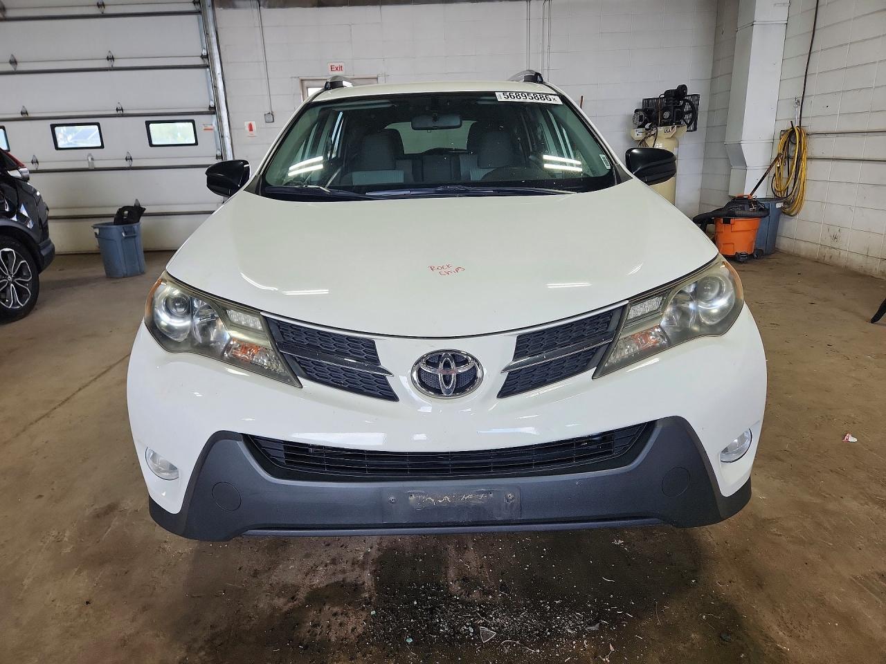 2015 Toyota Rav4 Le White vin: JTMBFREV2FJ050482