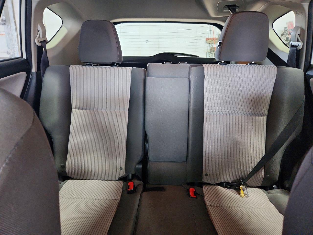 2015 Toyota Rav4 Le White vin: JTMBFREV2FJ050482
