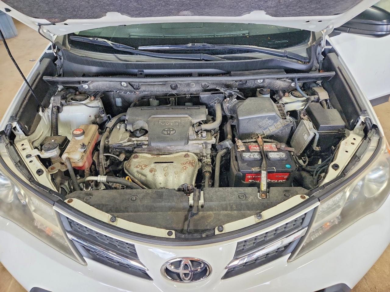 2015 Toyota Rav4 Le White vin: JTMBFREV2FJ050482