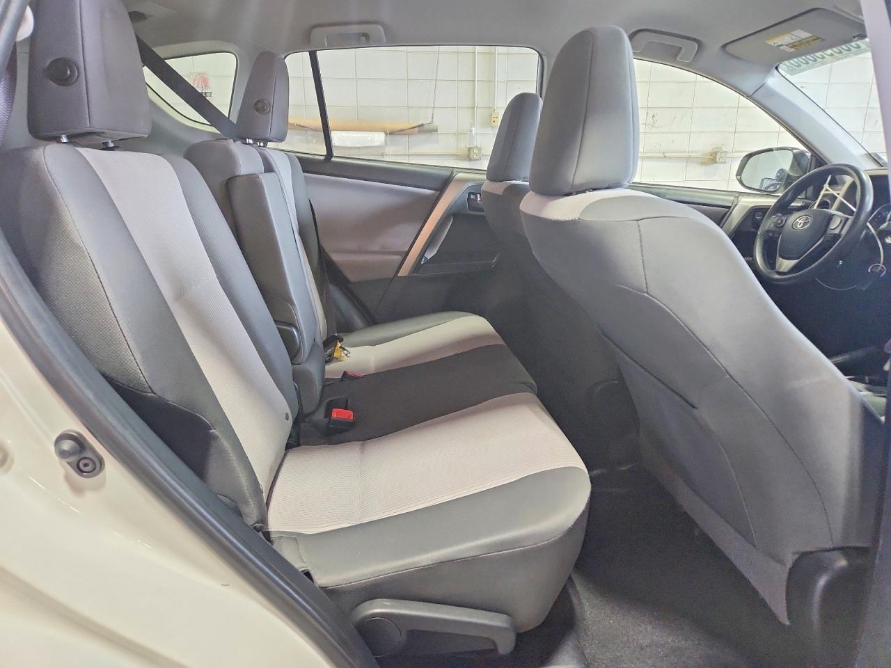 2015 Toyota Rav4 Le White vin: JTMBFREV2FJ050482