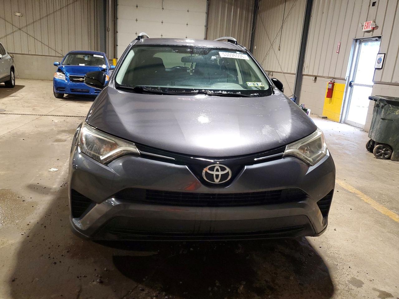 2016 Toyota Rav4 Le Серый vin: JTMBFREV2GJ093298