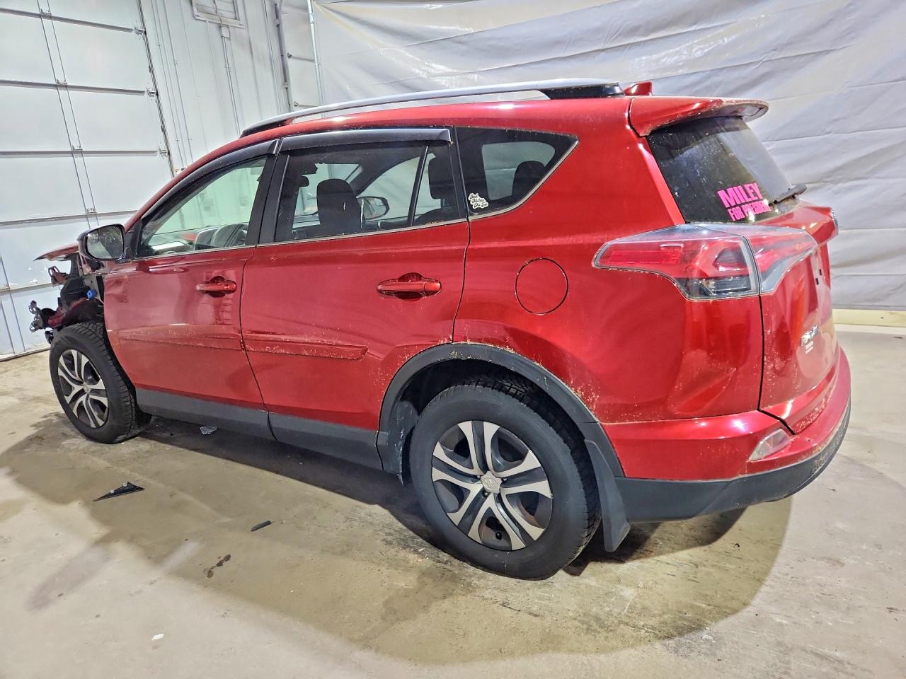 2017 Toyota Rav4 Le Red vin: JTMBFREV2HJ107752