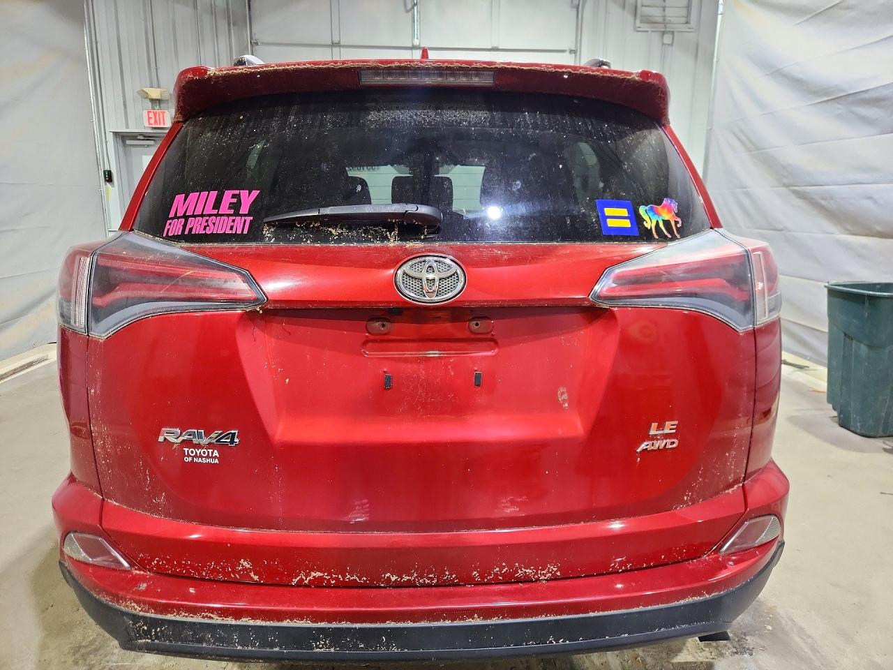2017 Toyota Rav4 Le Red vin: JTMBFREV2HJ107752