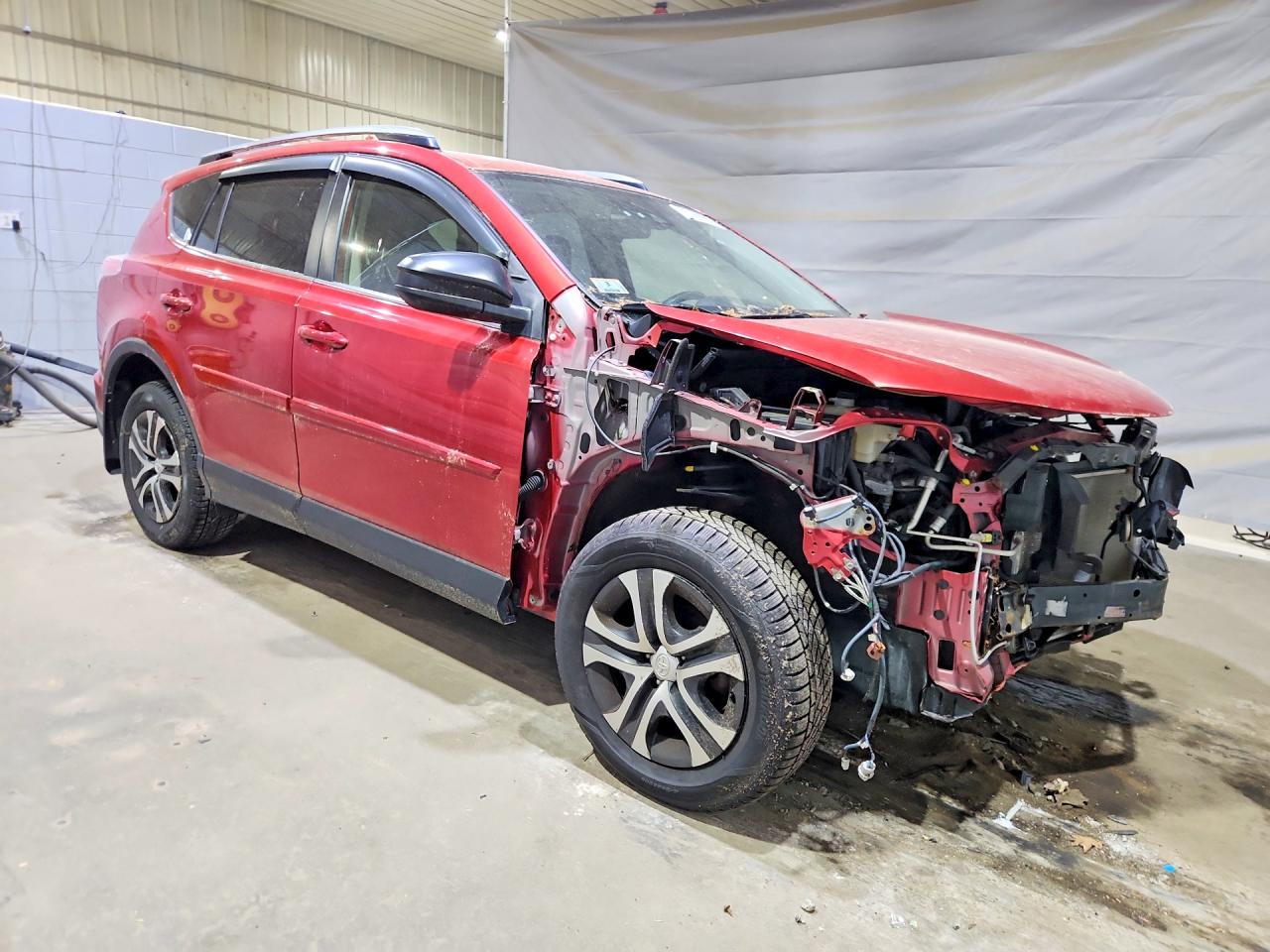 2017 Toyota Rav4 Le Red vin: JTMBFREV2HJ107752