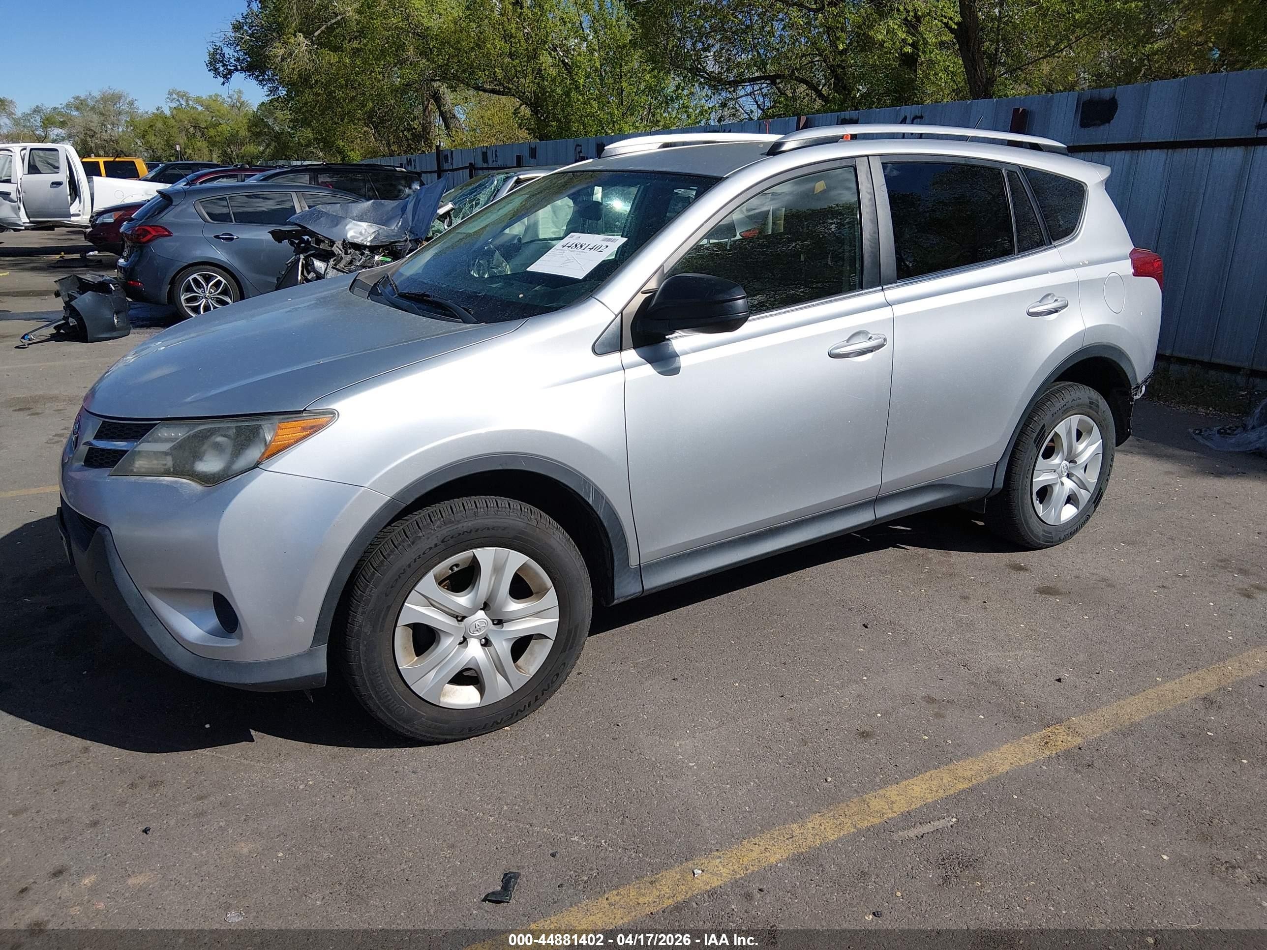 2014 Toyota Rav4 Le Серебряный vin: JTMBFREV3E5030233