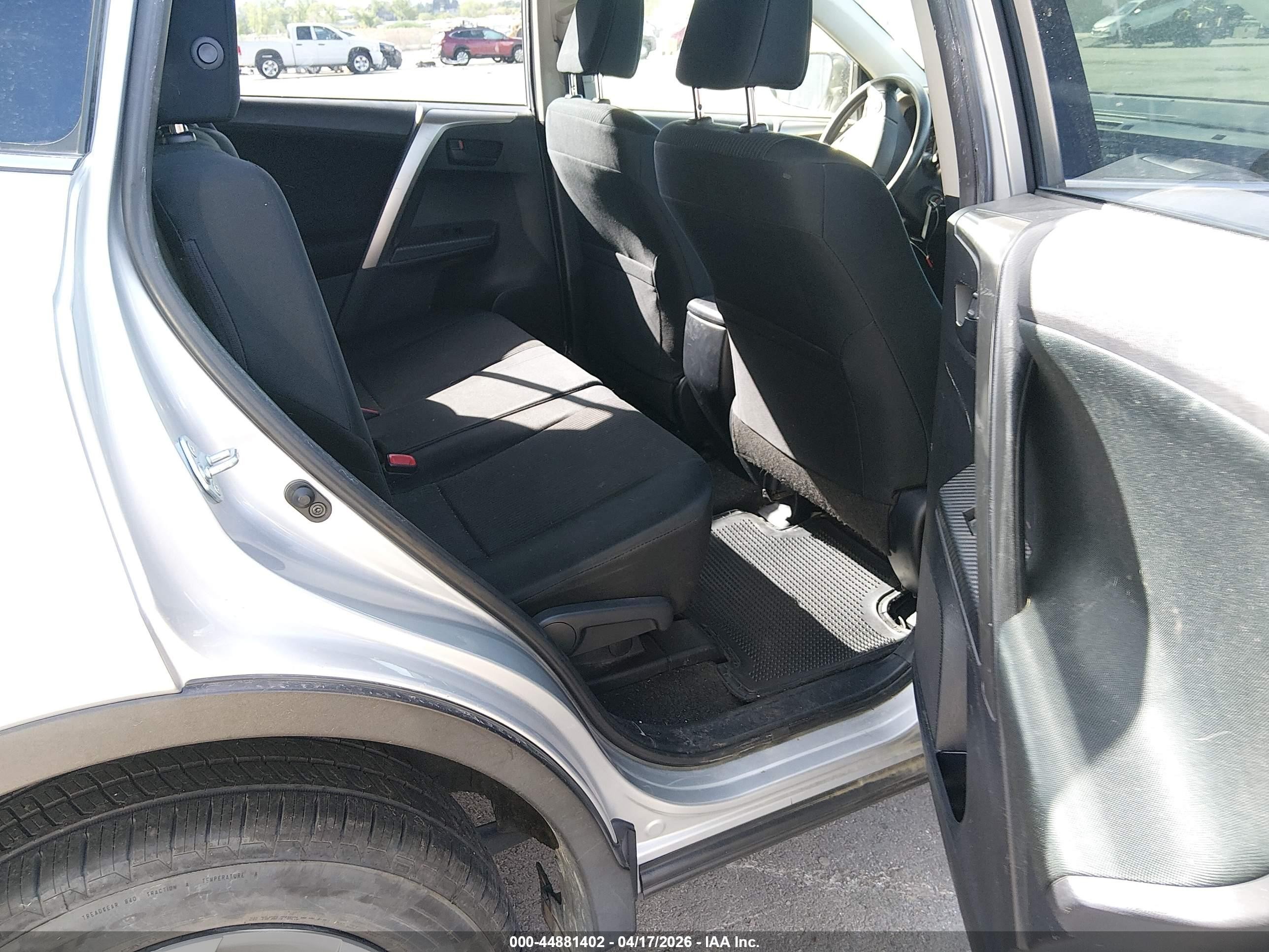 2014 Toyota Rav4 Le Серебряный vin: JTMBFREV3E5030233