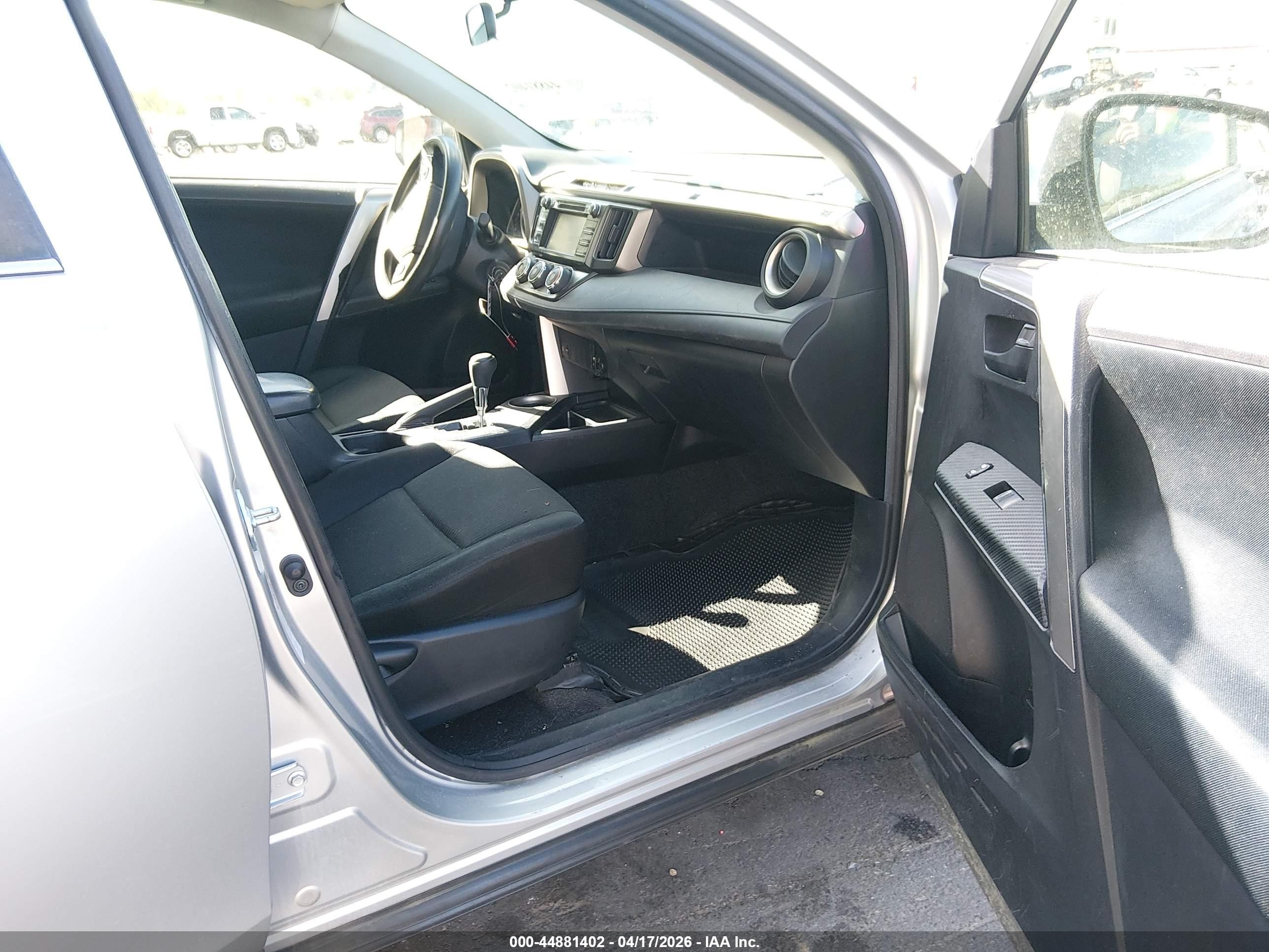 2014 Toyota Rav4 Le Серебряный vin: JTMBFREV3E5030233