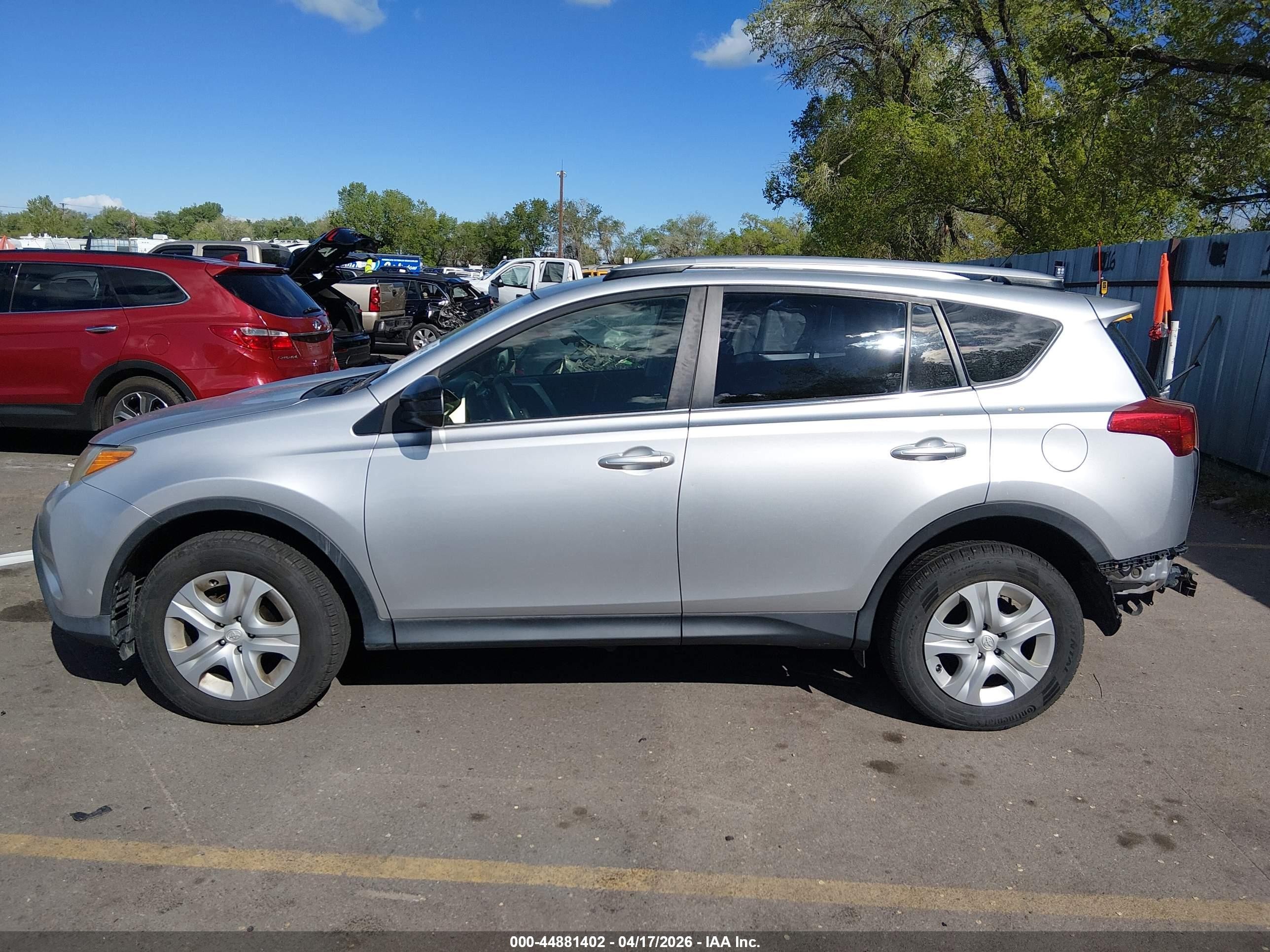 2014 Toyota Rav4 Le Серебряный vin: JTMBFREV3E5030233