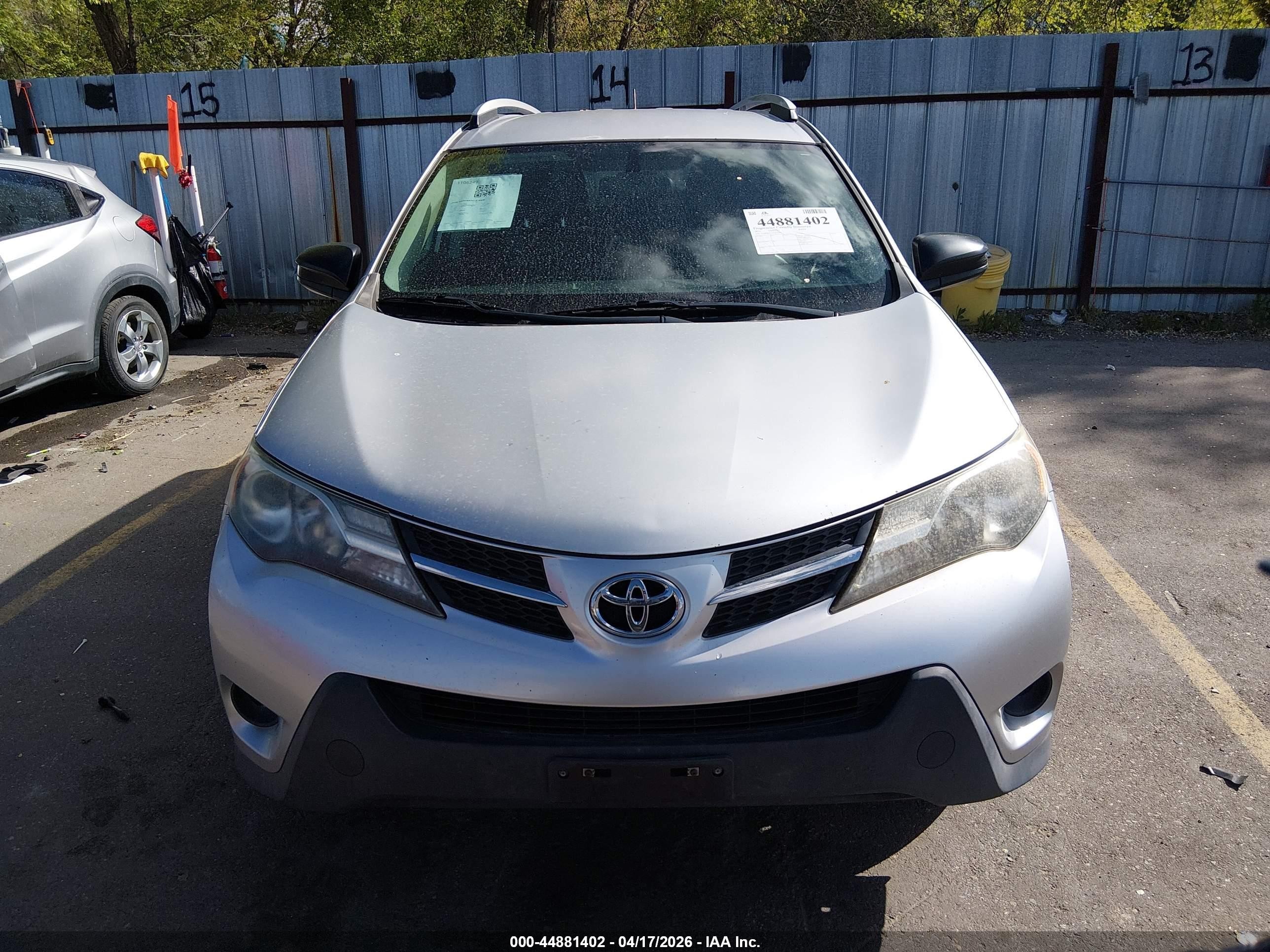 2014 Toyota Rav4 Le Серебряный vin: JTMBFREV3E5030233