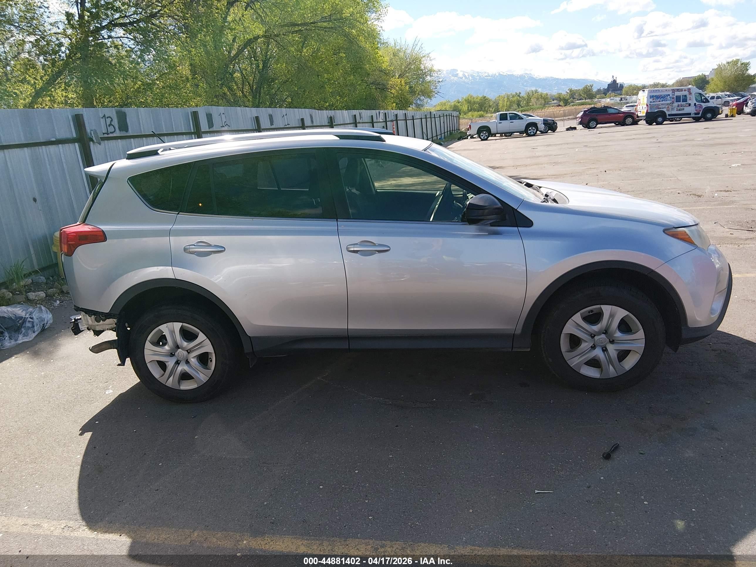 2014 Toyota Rav4 Le Серебряный vin: JTMBFREV3E5030233