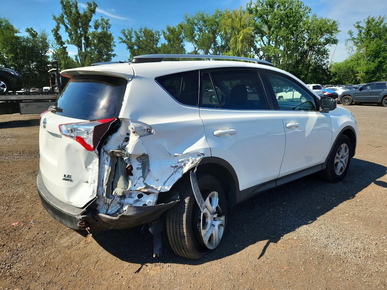 2014 Toyota Rav4 Le White vin: JTMBFREV3EJ008840