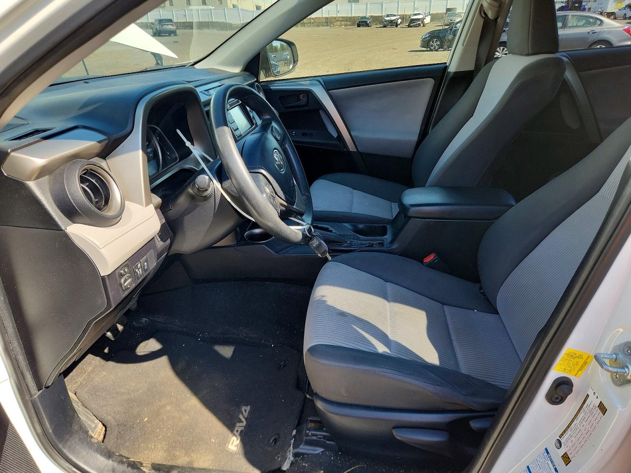 2014 Toyota Rav4 Le White vin: JTMBFREV3EJ008840