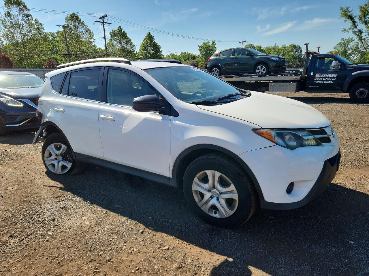 2014 Toyota Rav4 Le White vin: JTMBFREV3EJ008840