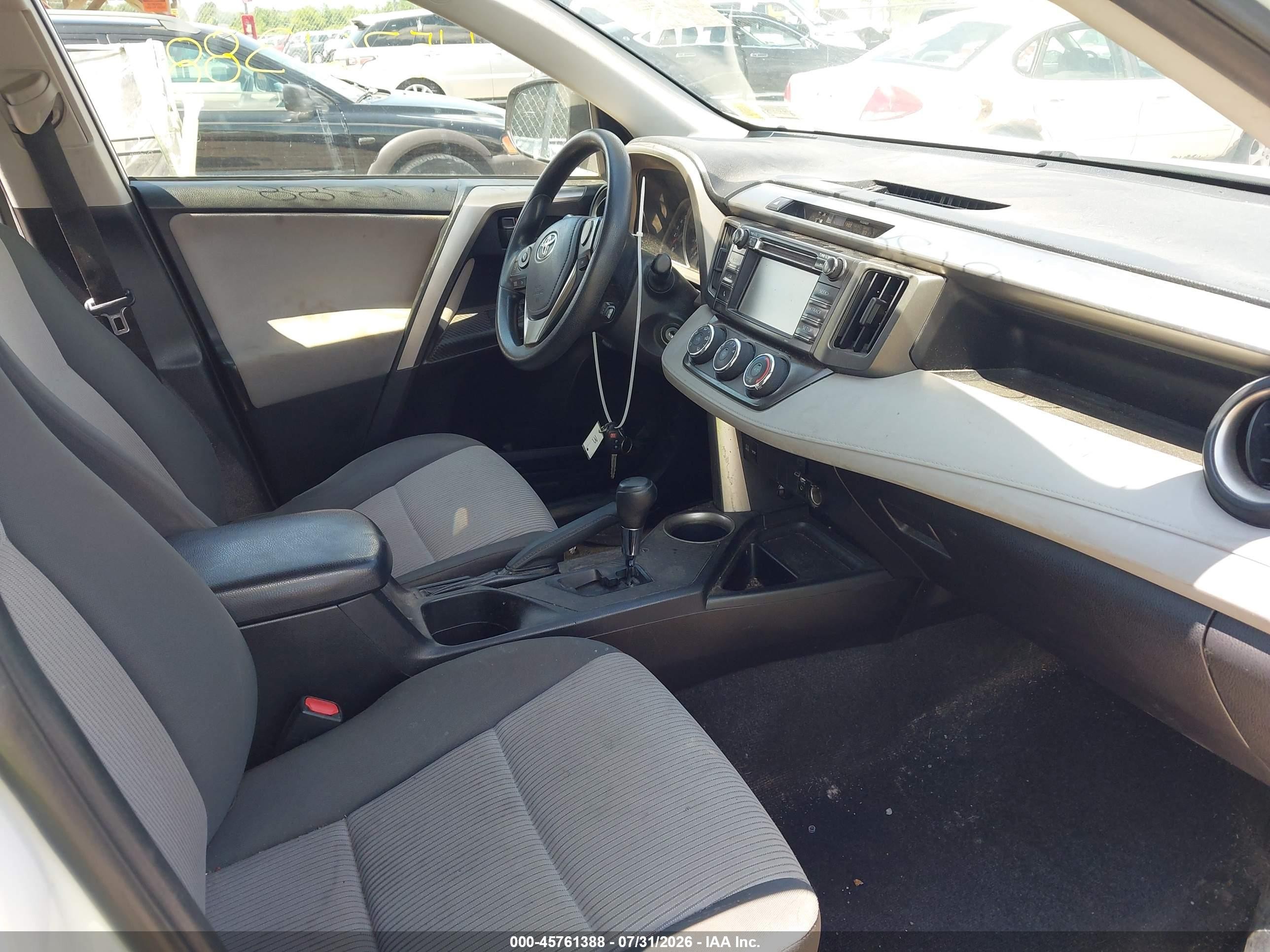 2014 Toyota Rav4 Le White vin: JTMBFREV3EJ009244