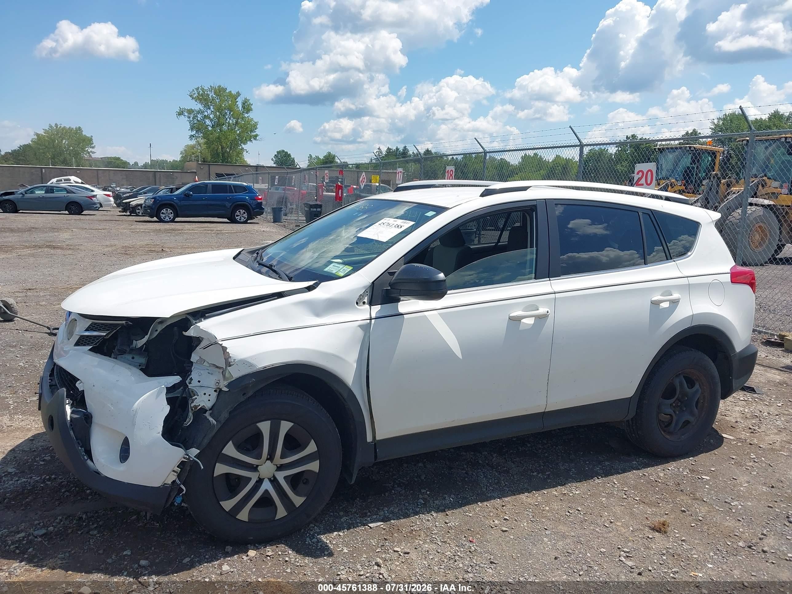 2014 Toyota Rav4 Le White vin: JTMBFREV3EJ009244