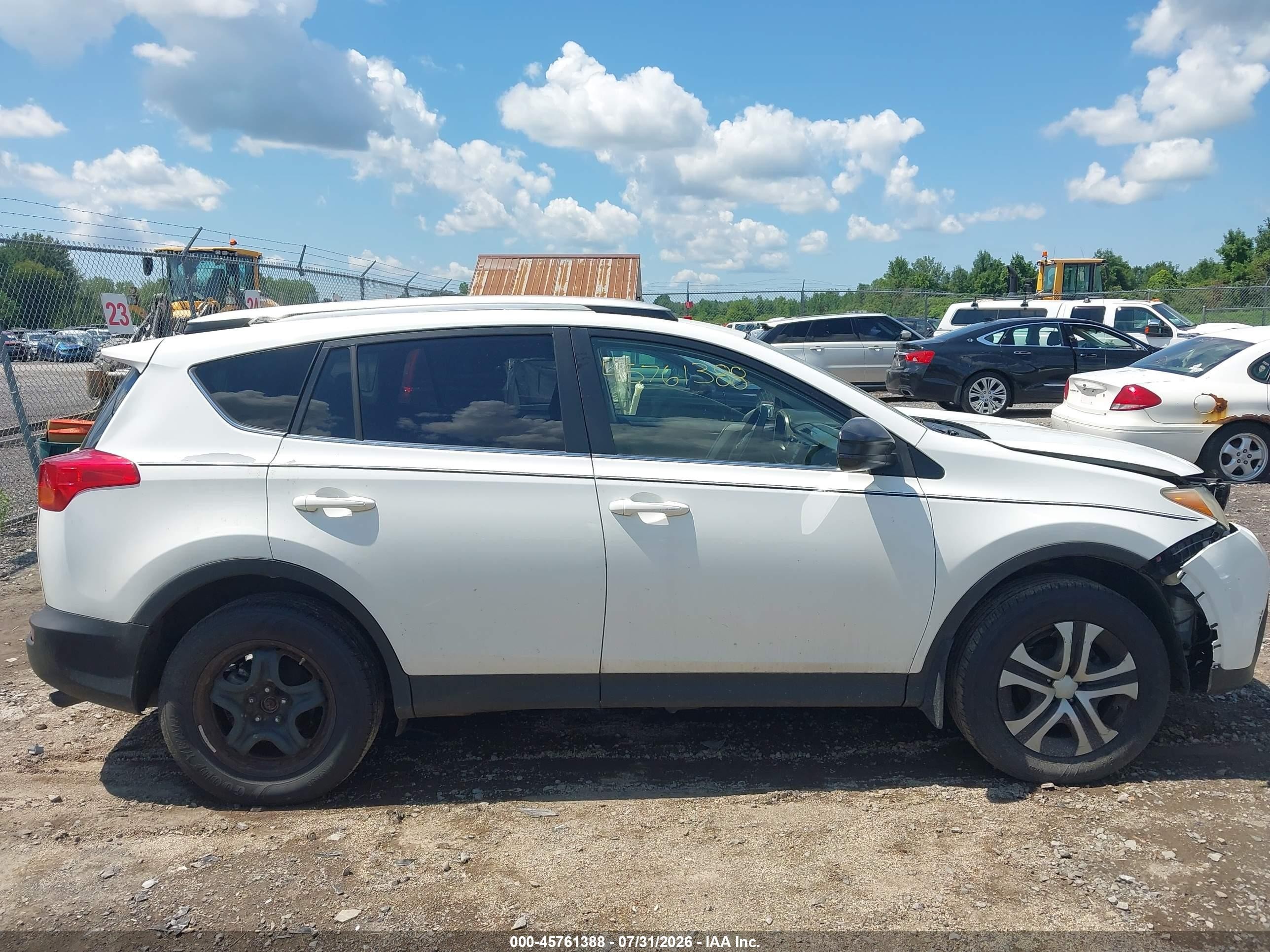 2014 Toyota Rav4 Le White vin: JTMBFREV3EJ009244