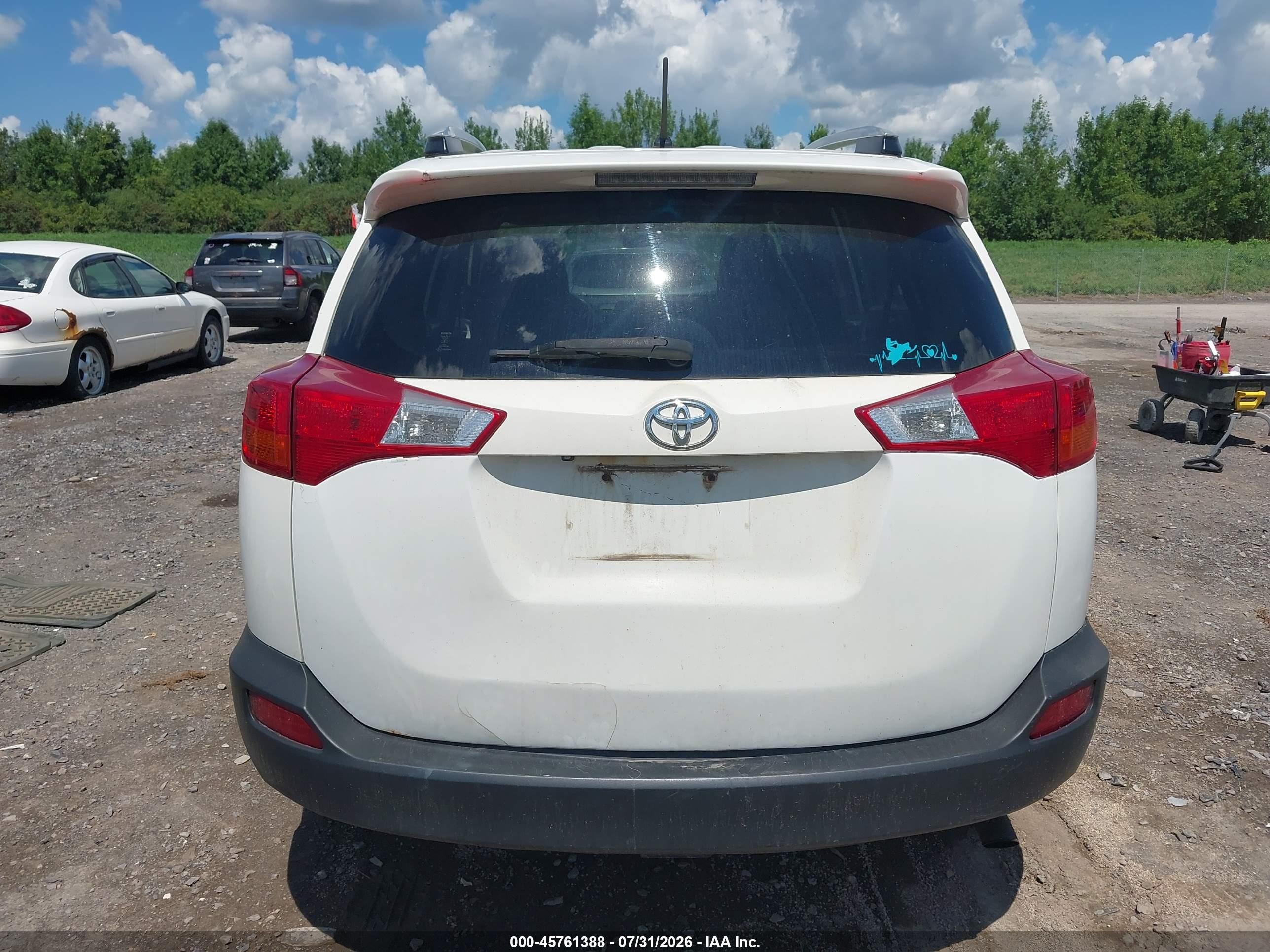 2014 Toyota Rav4 Le White vin: JTMBFREV3EJ009244