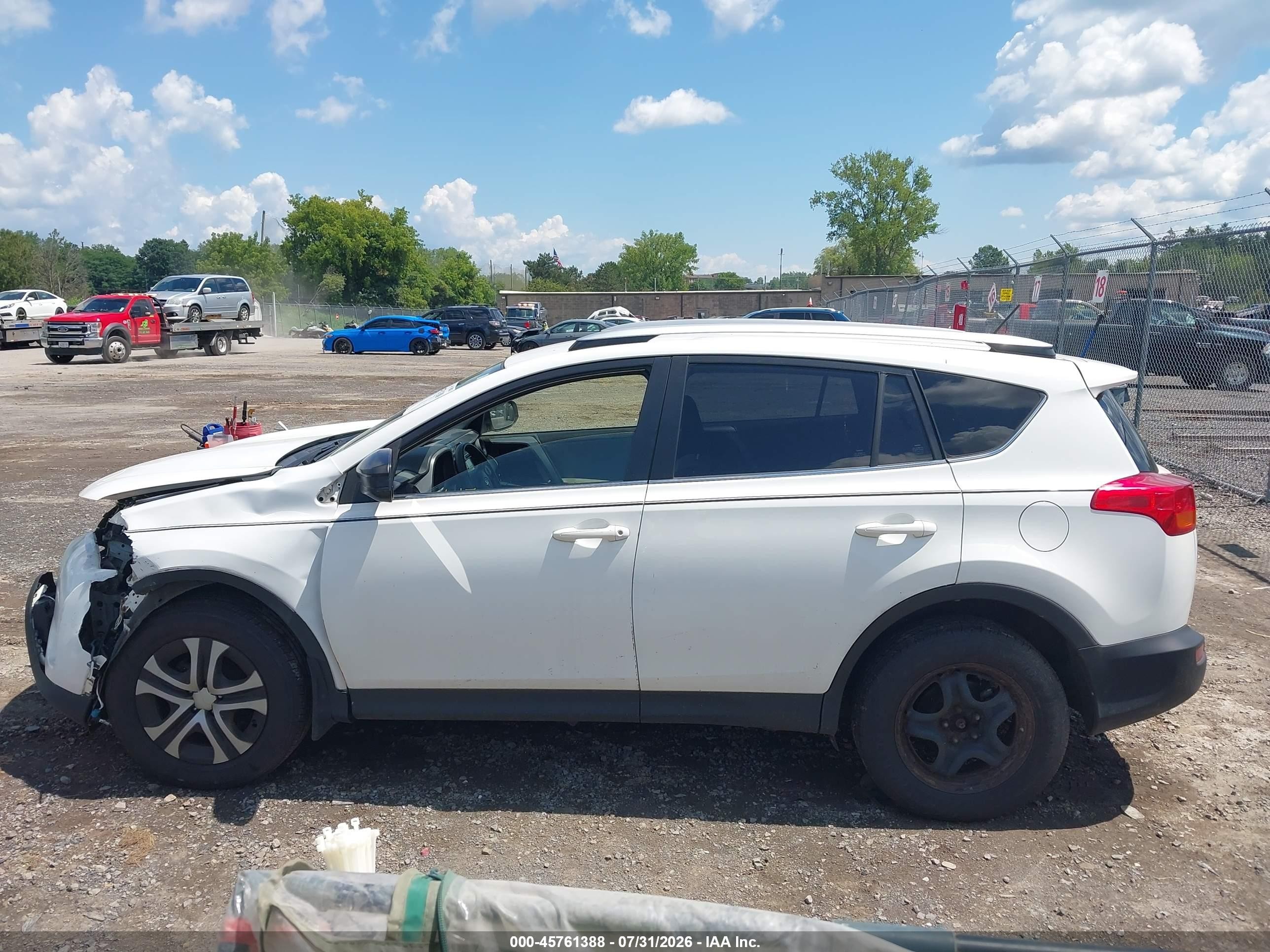 2014 Toyota Rav4 Le White vin: JTMBFREV3EJ009244