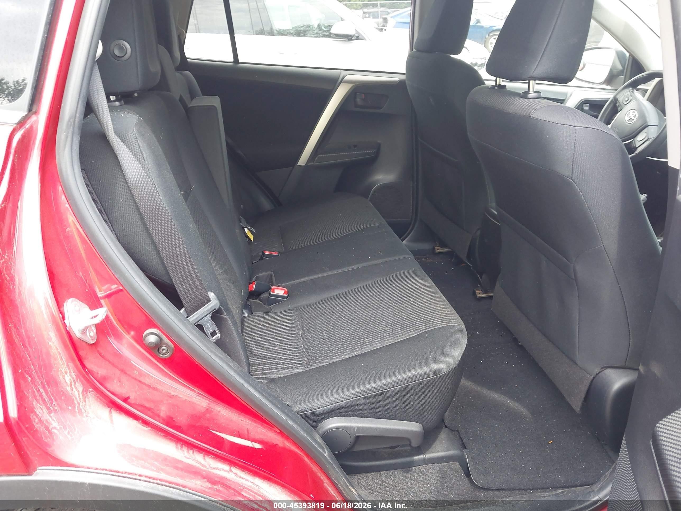 2015 Toyota Rav4 Le Red vin: JTMBFREV3FD121333