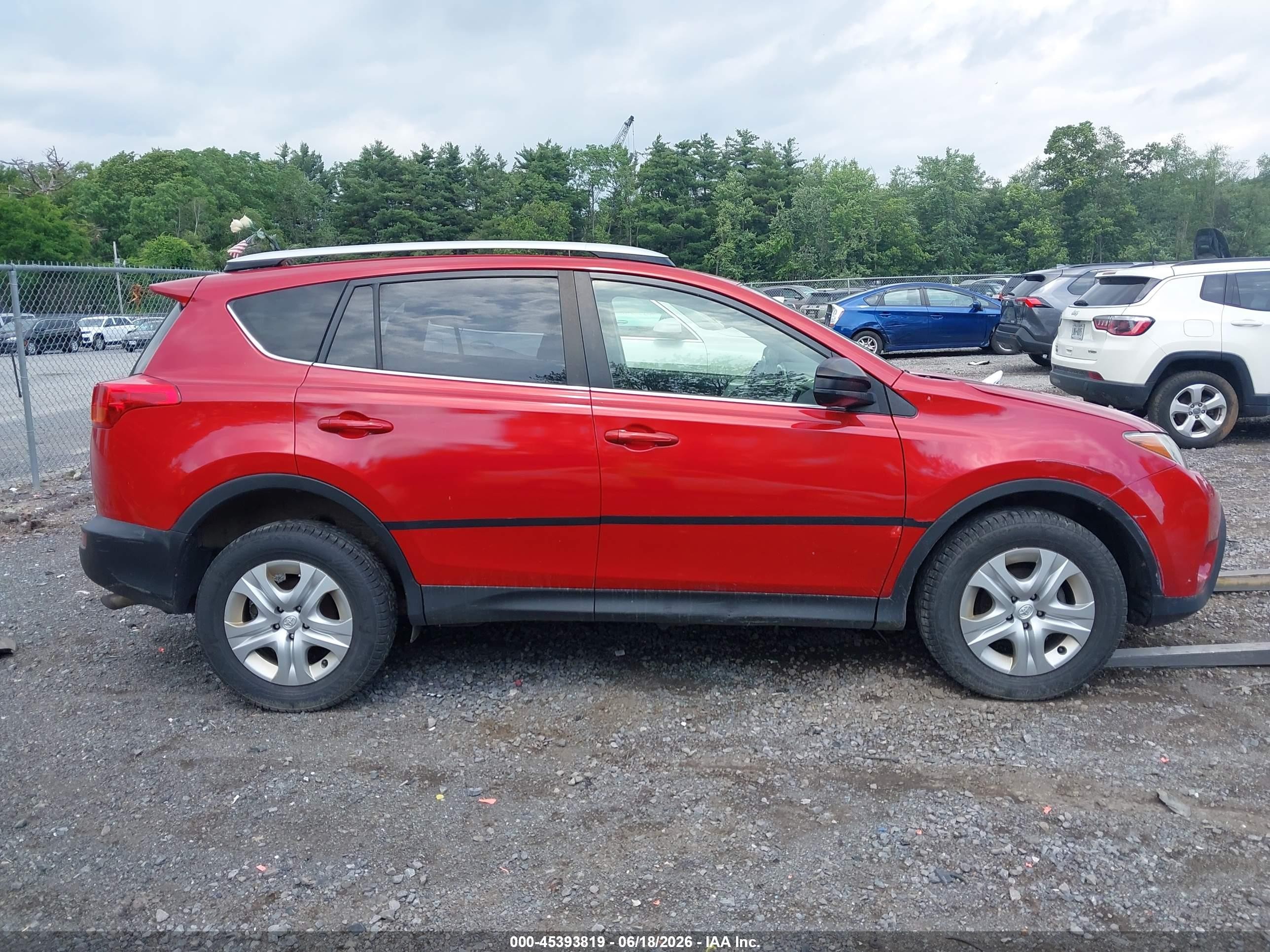 2015 Toyota Rav4 Le Red vin: JTMBFREV3FD121333