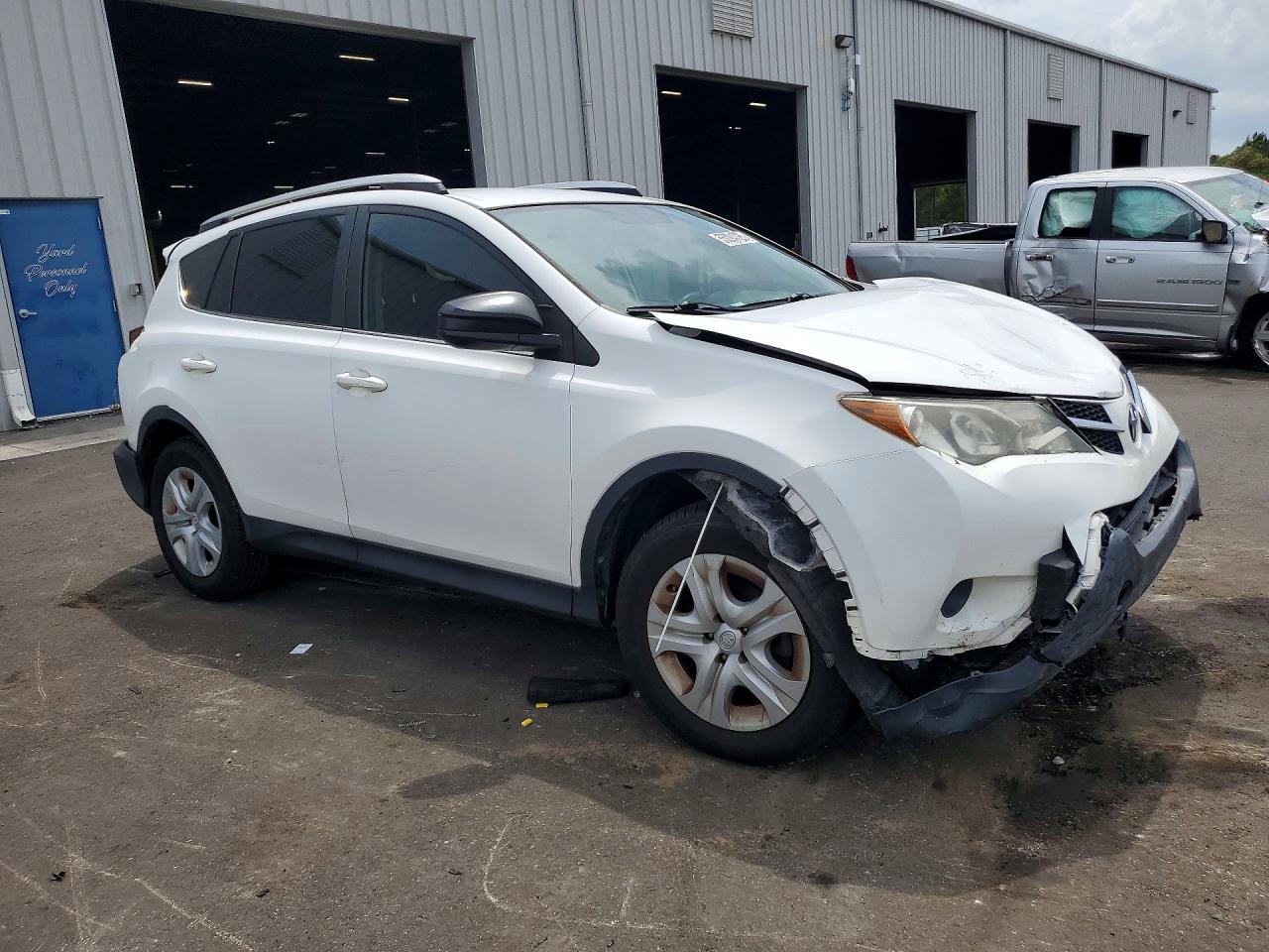2015 Toyota Rav4 Le White vin: JTMBFREV3FD128072