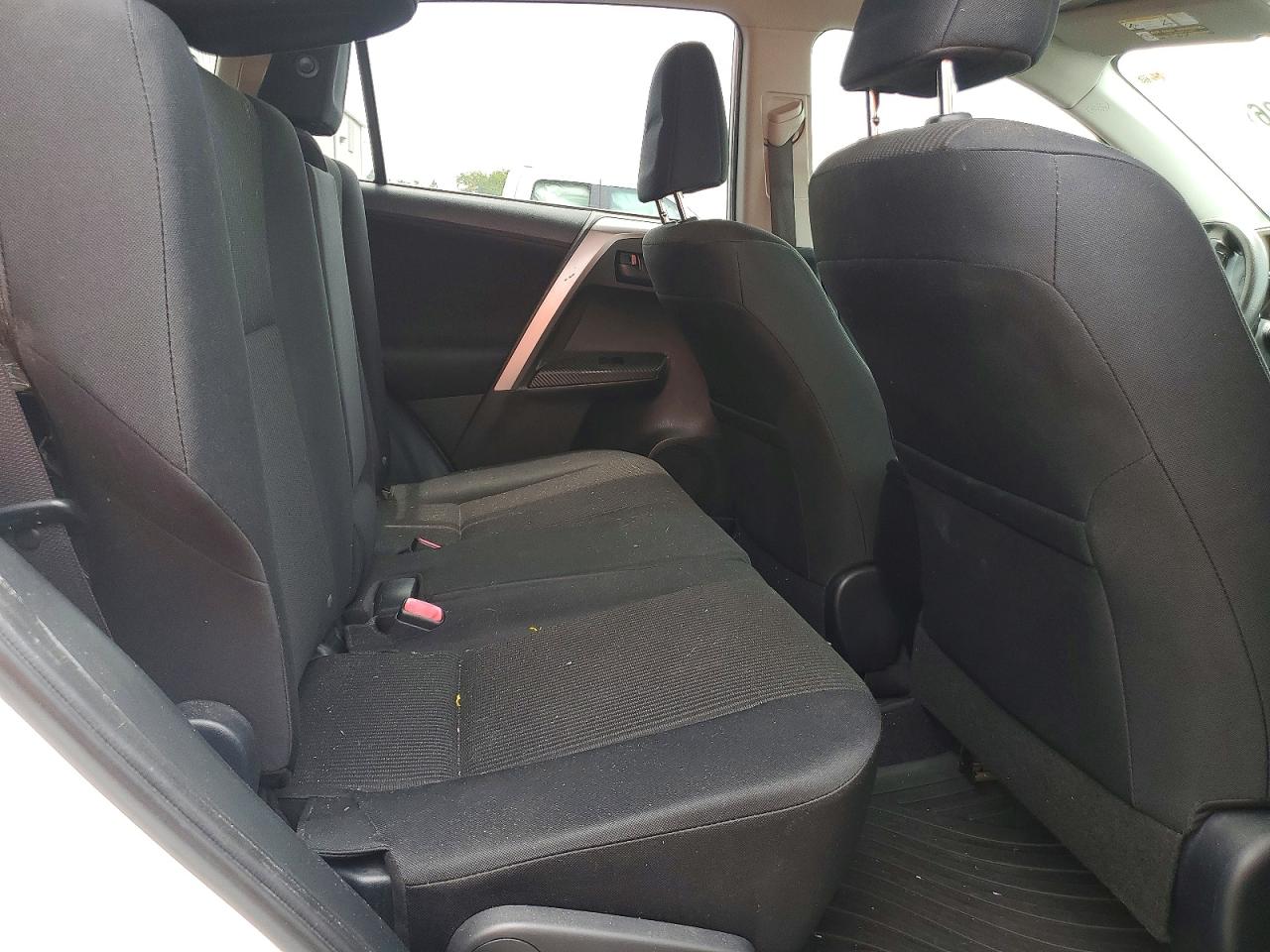 2015 Toyota Rav4 Le White vin: JTMBFREV3FD128072