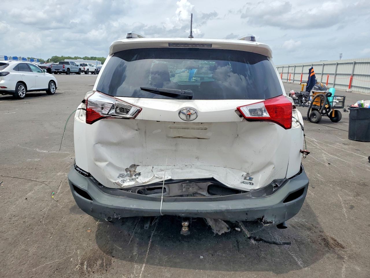 2015 Toyota Rav4 Le White vin: JTMBFREV3FD128072