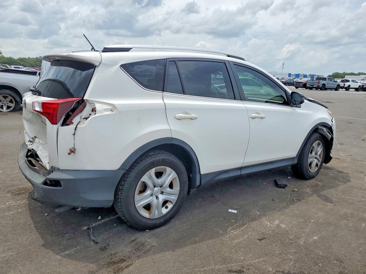 2015 Toyota Rav4 Le White vin: JTMBFREV3FD128072