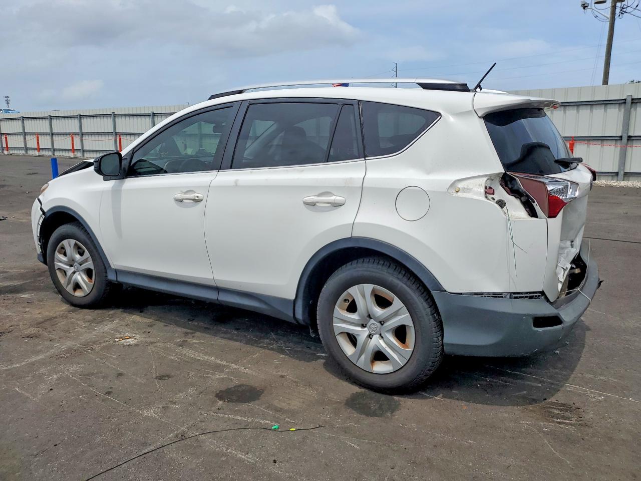2015 Toyota Rav4 Le White vin: JTMBFREV3FD128072