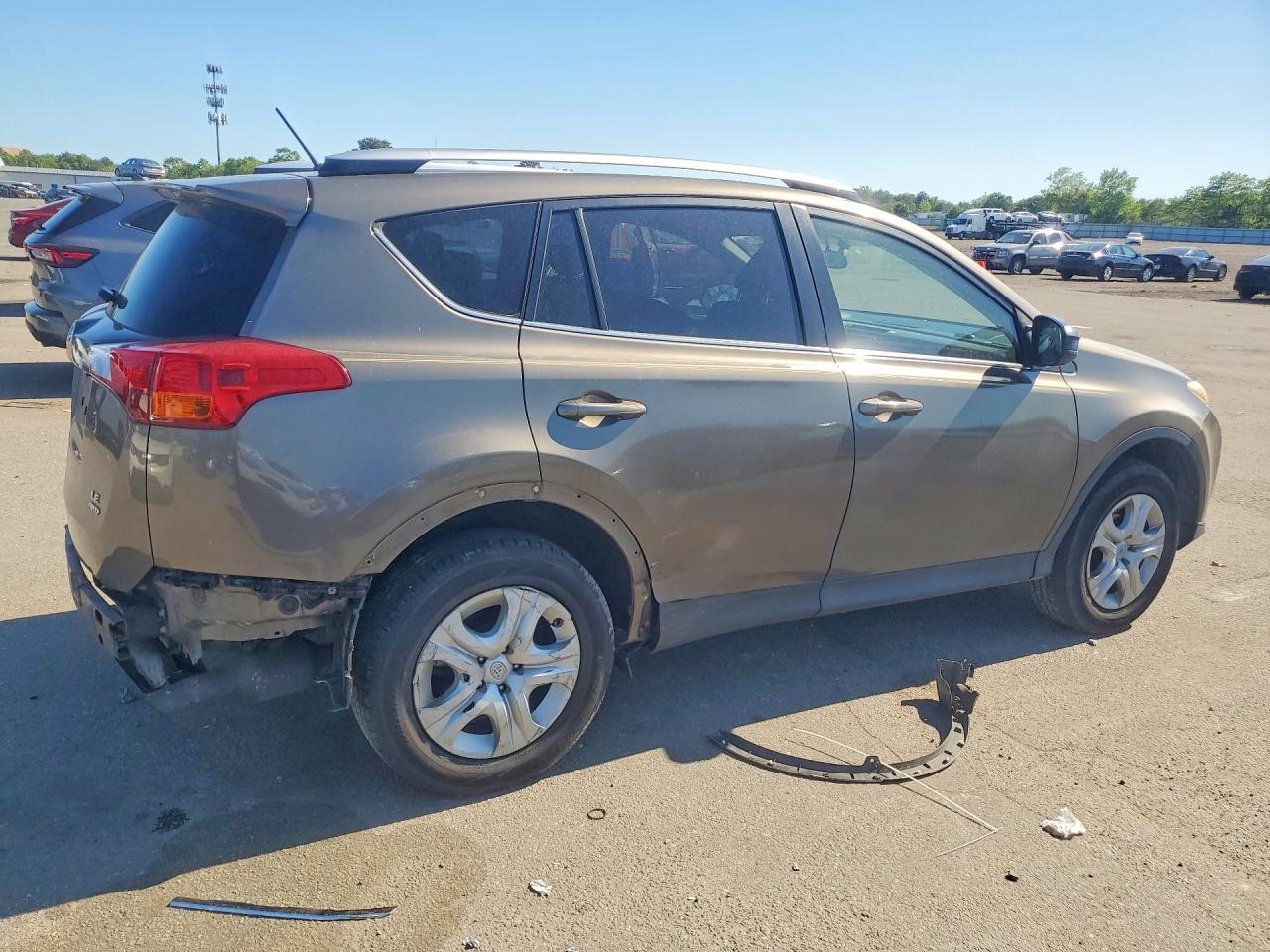 2015 Toyota Rav4 Le Gray vin: JTMBFREV3FD149133