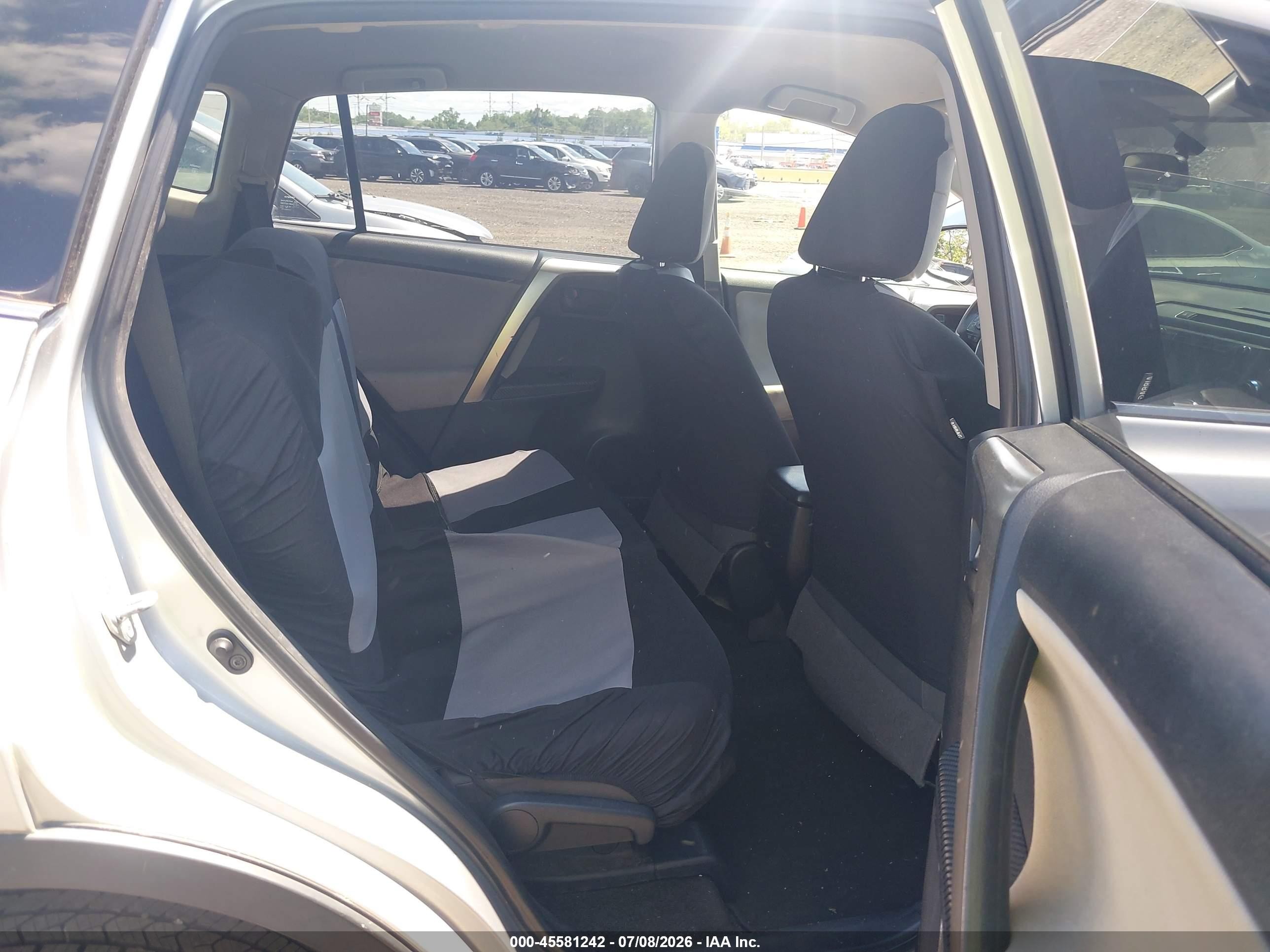 2015 Toyota Rav4 Le Серебряный vin: JTMBFREV3FD156499