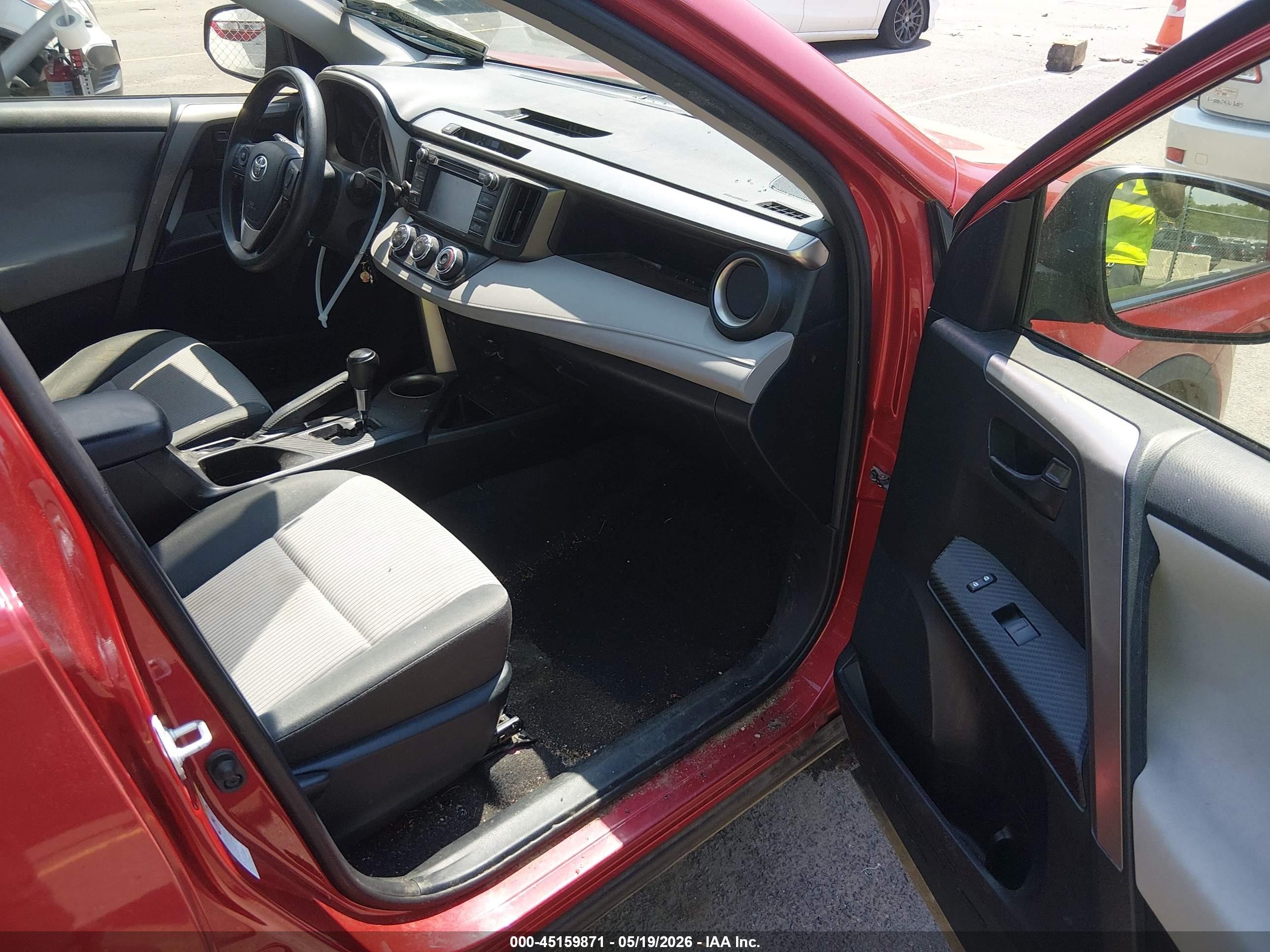 2015 Toyota Rav4 Le Red vin: JTMBFREV3FJ016471