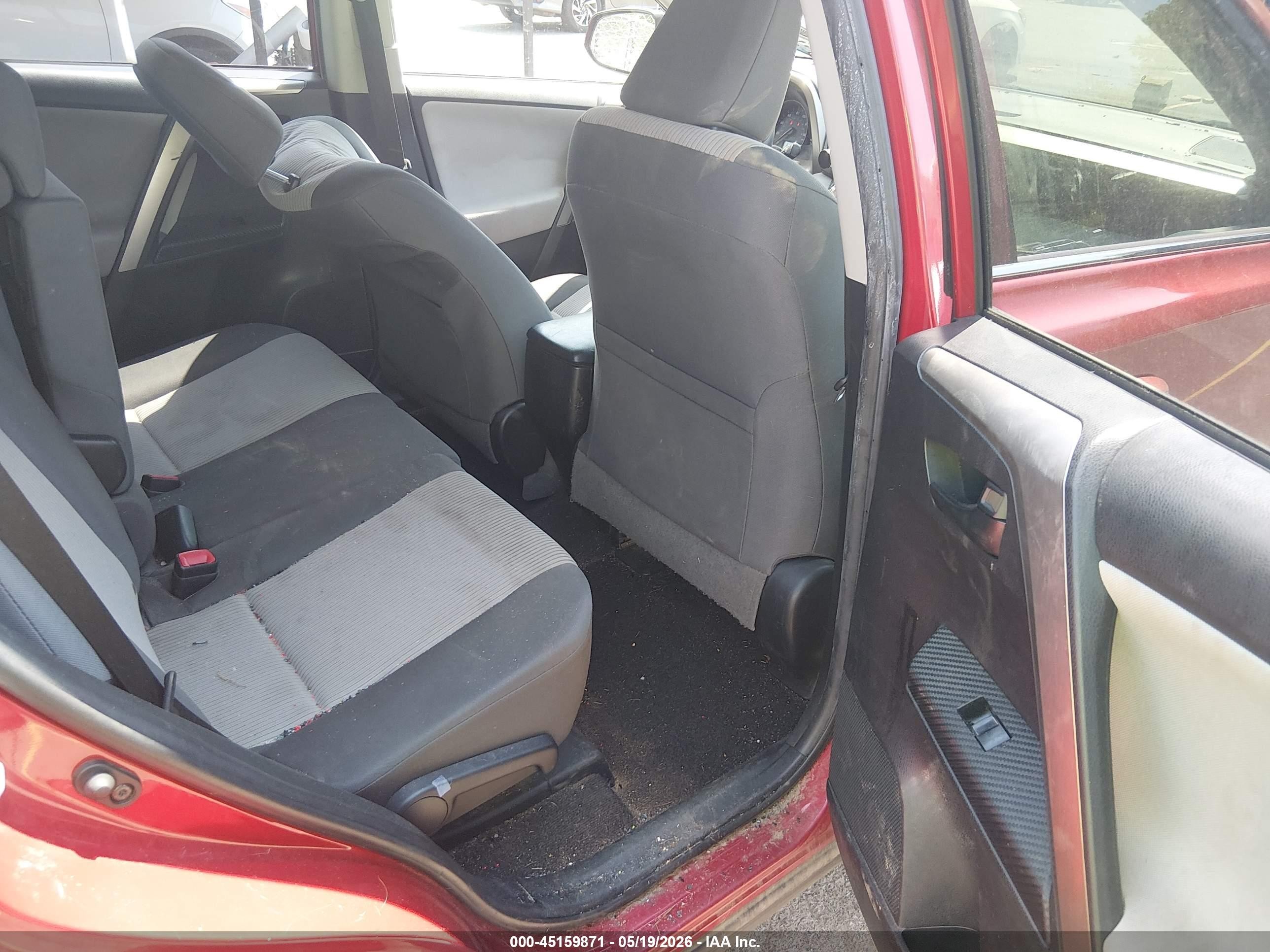 2015 Toyota Rav4 Le Red vin: JTMBFREV3FJ016471