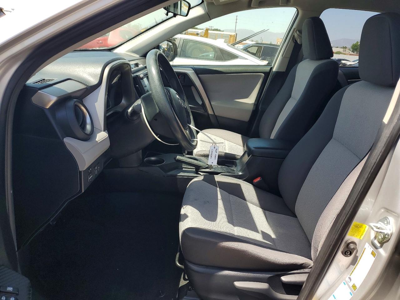 2015 Toyota Rav4 Le Silver vin: JTMBFREV3FJ022528